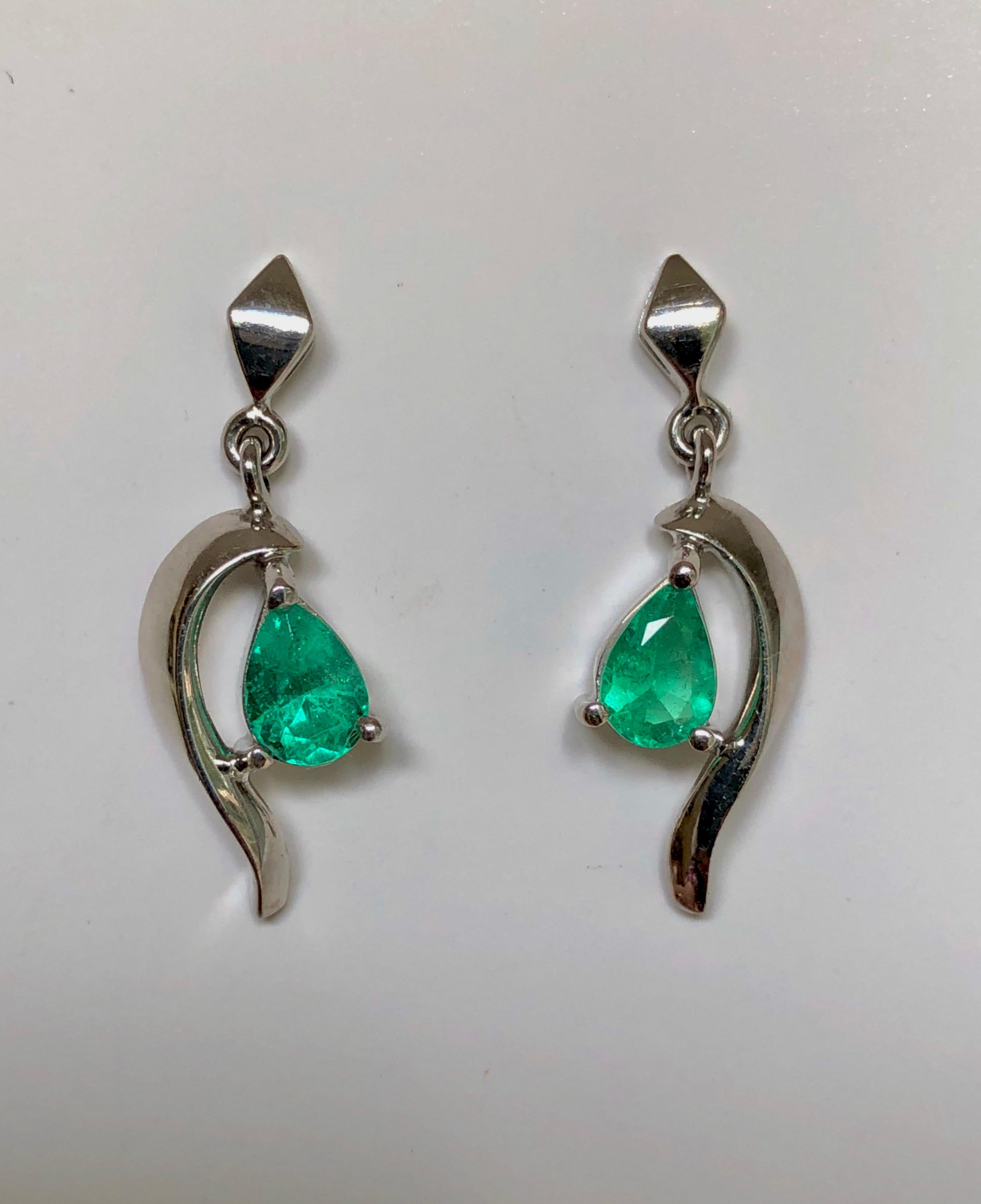 Natural Colombian Emerald Dangle Earrings 18 Karat Gold For Sale 6