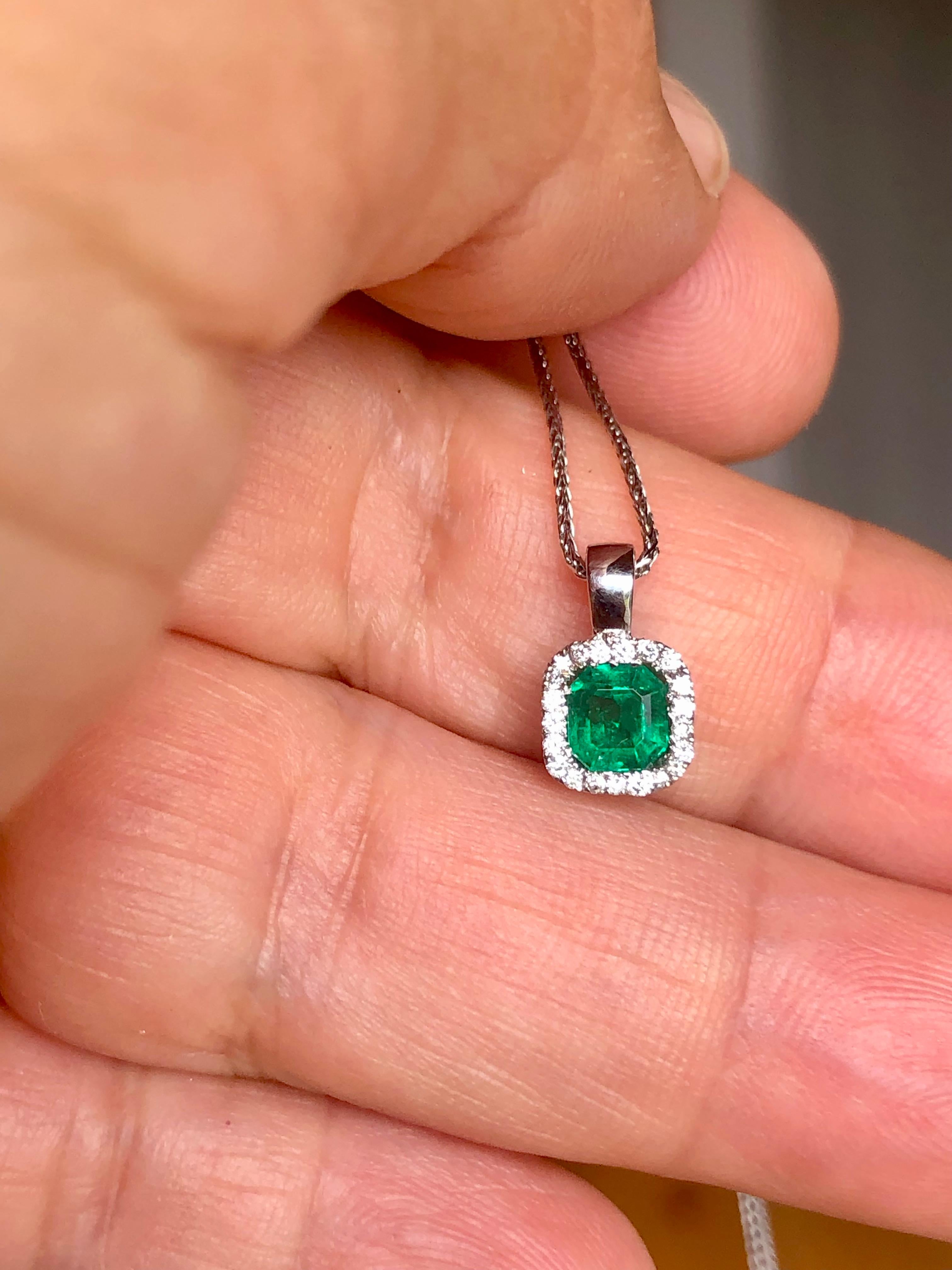 Women's Natural AAA Colombian Emerald Diamond Pendant Necklace 18K Gold For Sale