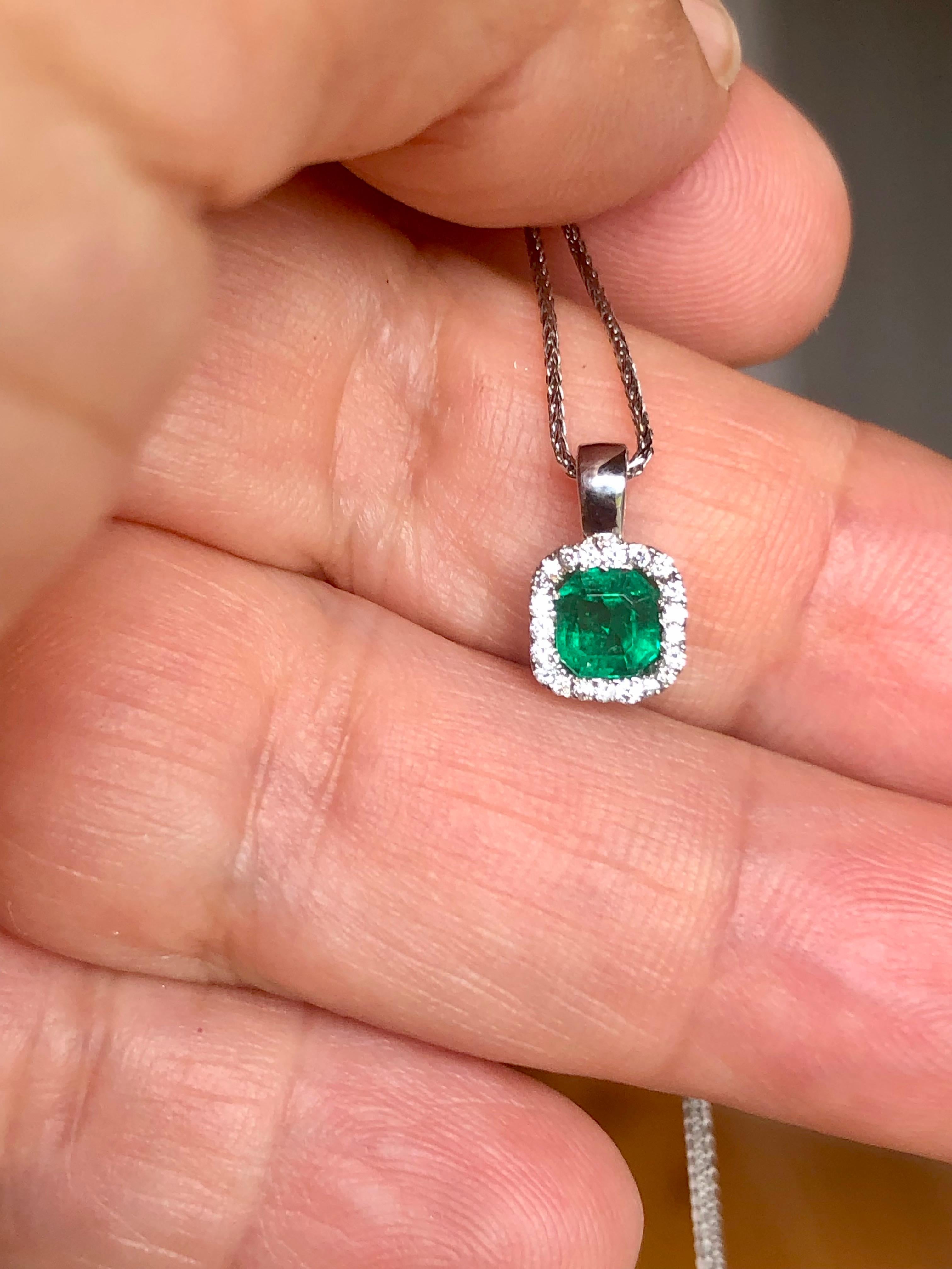 Natural AAA Colombian Emerald Diamond Pendant Necklace 18K Gold For Sale 2