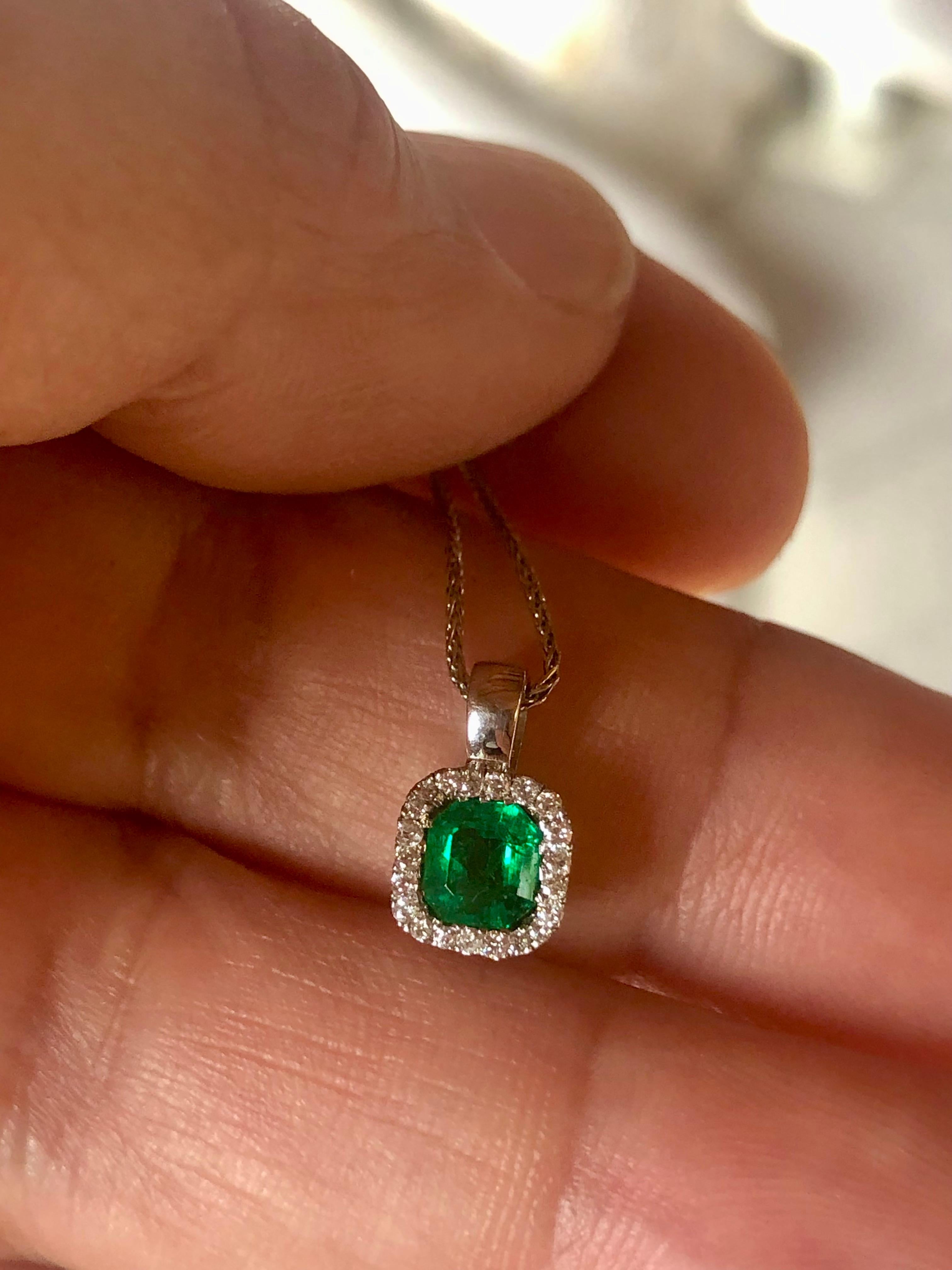 Natural AAA Colombian Emerald Diamond Pendant Necklace 18K Gold For Sale 3