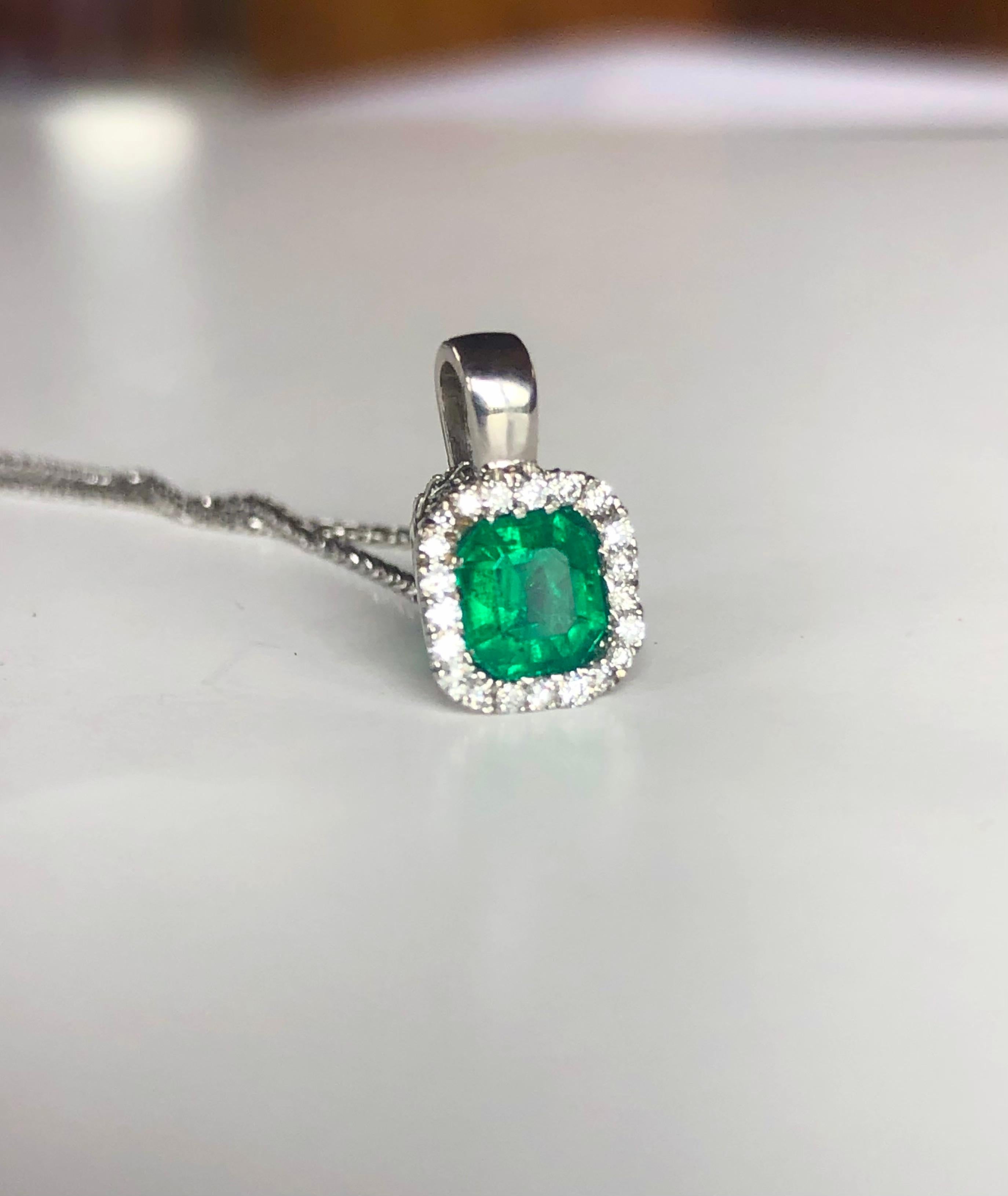 Natural AAA Colombian Emerald Diamond Pendant Necklace 18K Gold For Sale 1