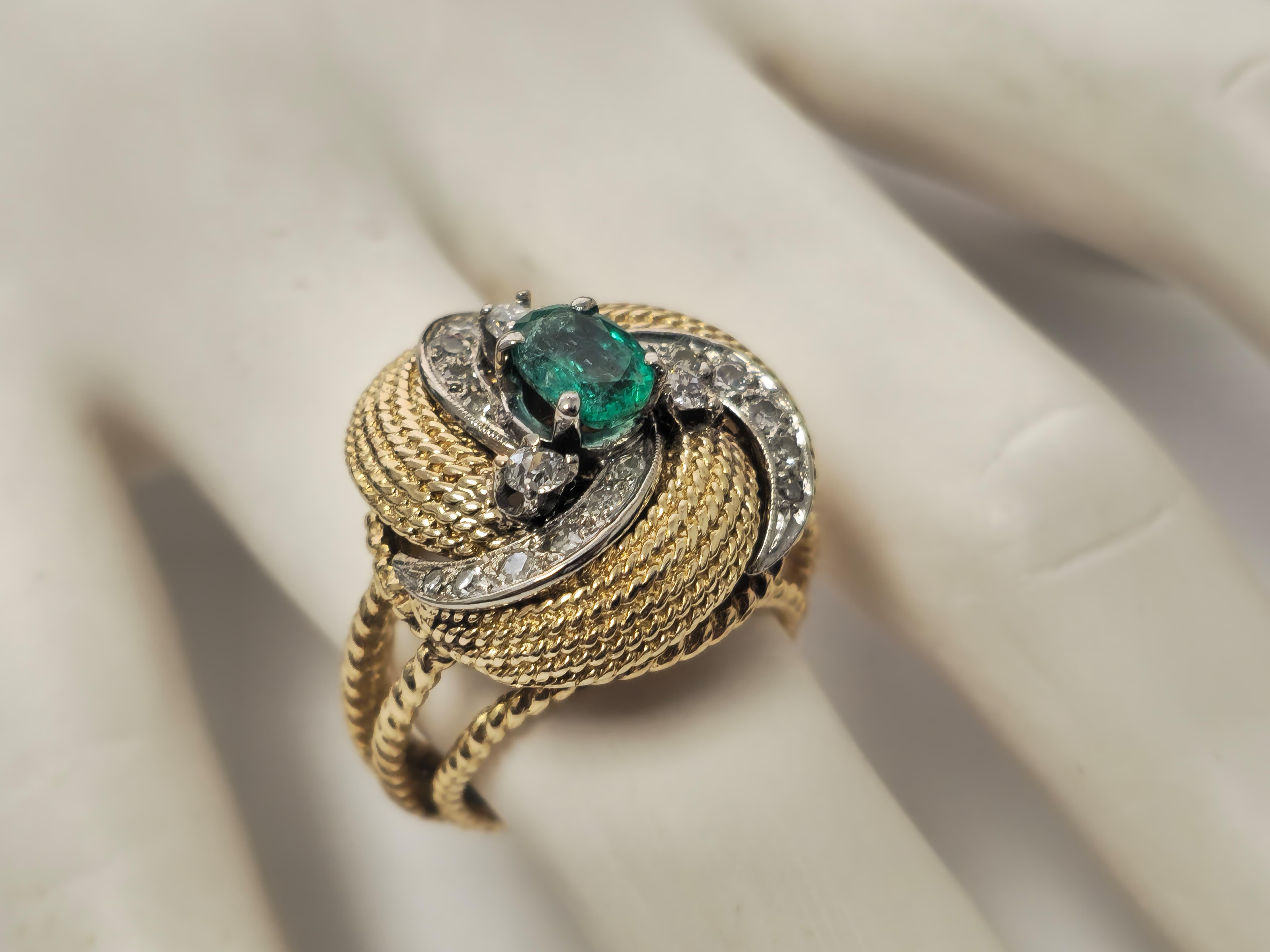 Discover the allure of Colombian natural emeralds in this stunning piece, showcasing exquisite craftsmanship and vibrant color. This ring is an ideal choice for those seeking timeless elegance and exceptional quality in their jewelry