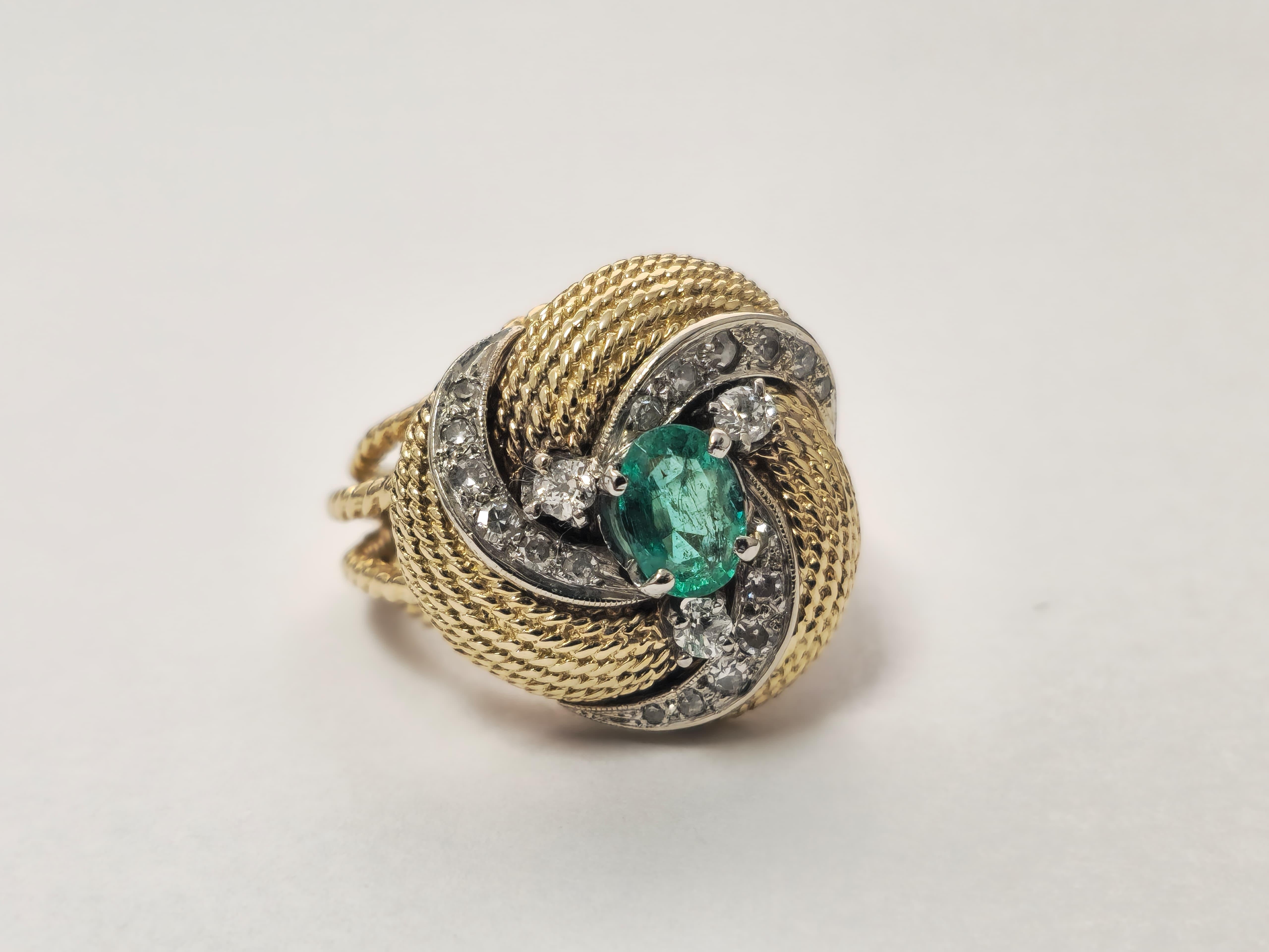 Round Cut Natural Colombian Emerald & Diamond Ring in18K Gold For Sale