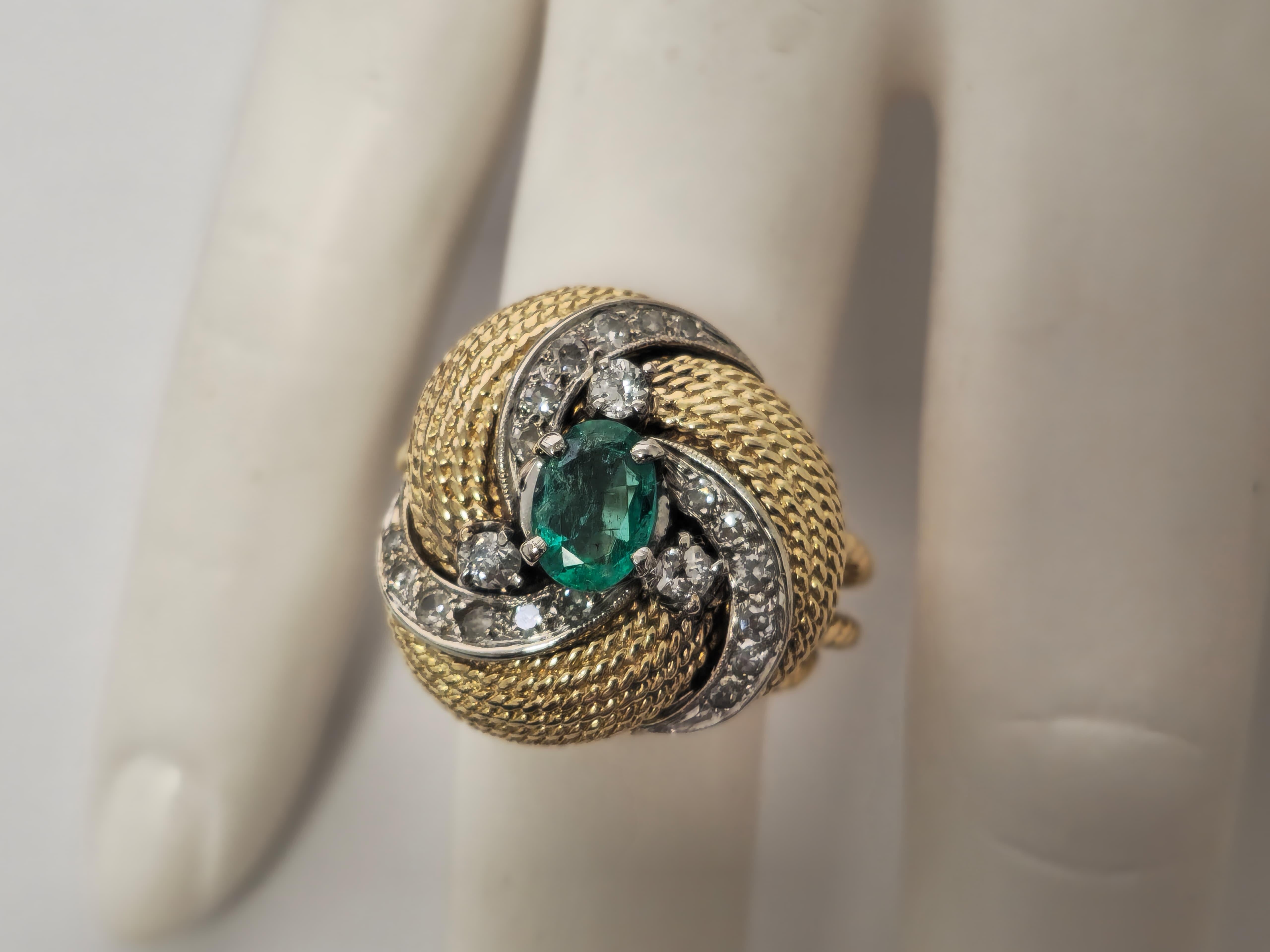 Natural Colombian Emerald & Diamond Ring in18K Gold In Excellent Condition For Sale In Miami, FL