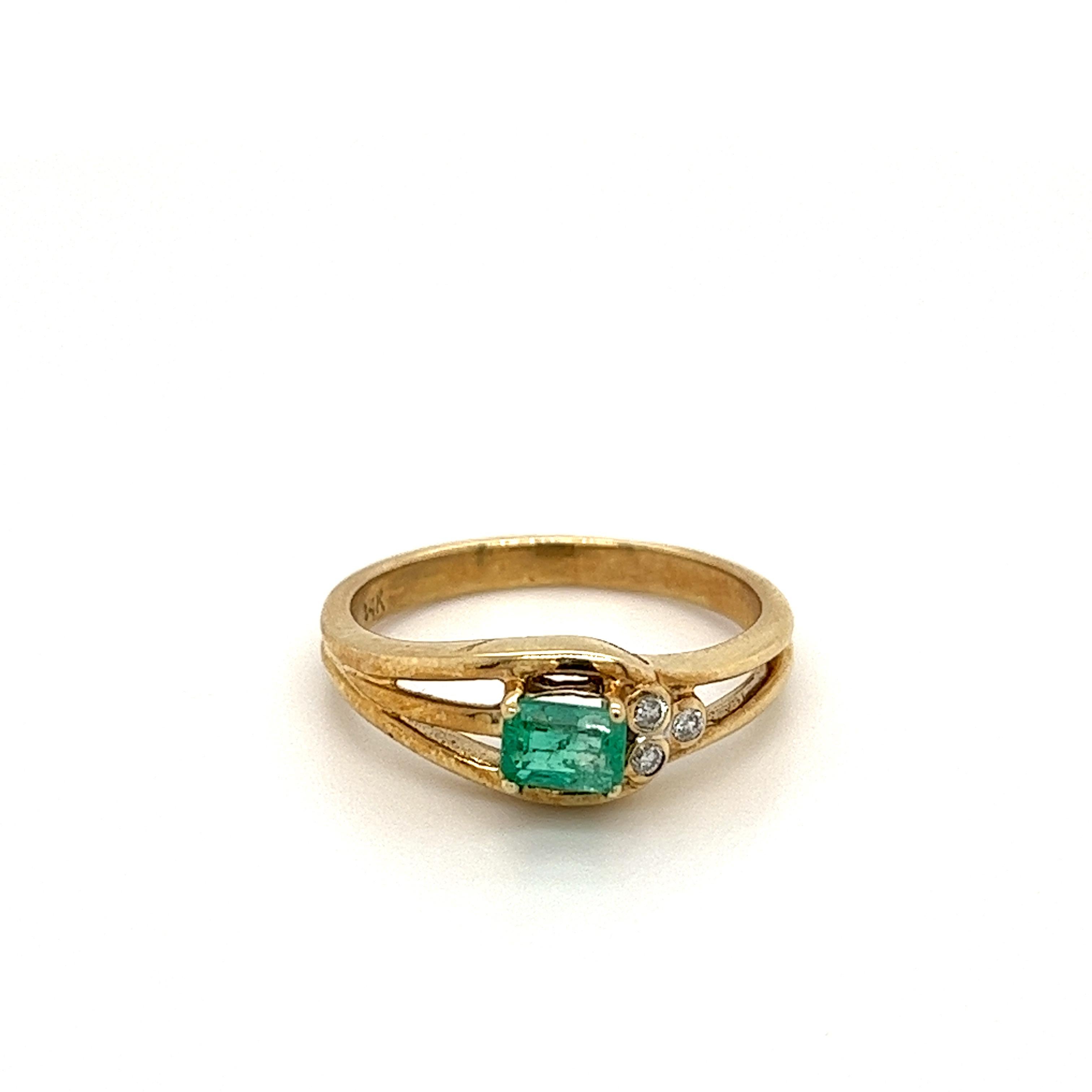 Cute and dainty natural emerald set with natural round cut diamond side stones in 18k yellow gold ring. Hypoallergenic, waterproof, and tarnish-proof. Ideal for daily wear. 

Specifics:
✔ Natural Emerald
✔ Natural Diamonds 
✔ Gold Karat: 18K 
✔
