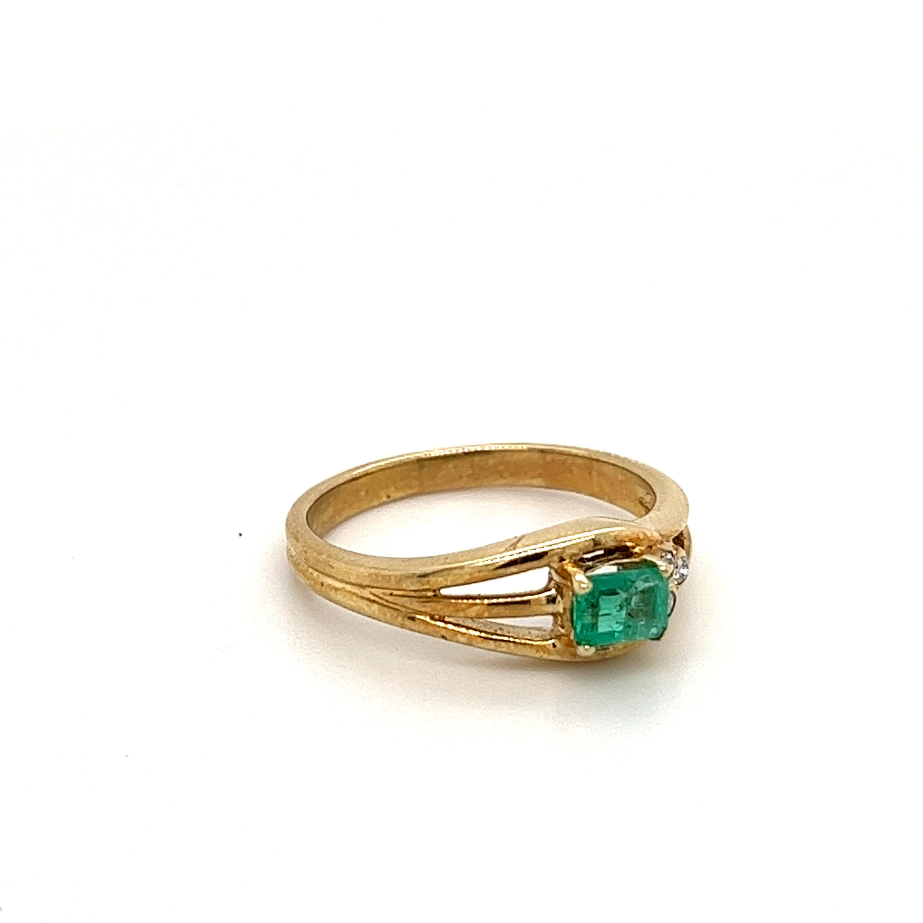 Art Deco Natural Colombian Emerald in 18k Yellow Gold Thin Band Ring
