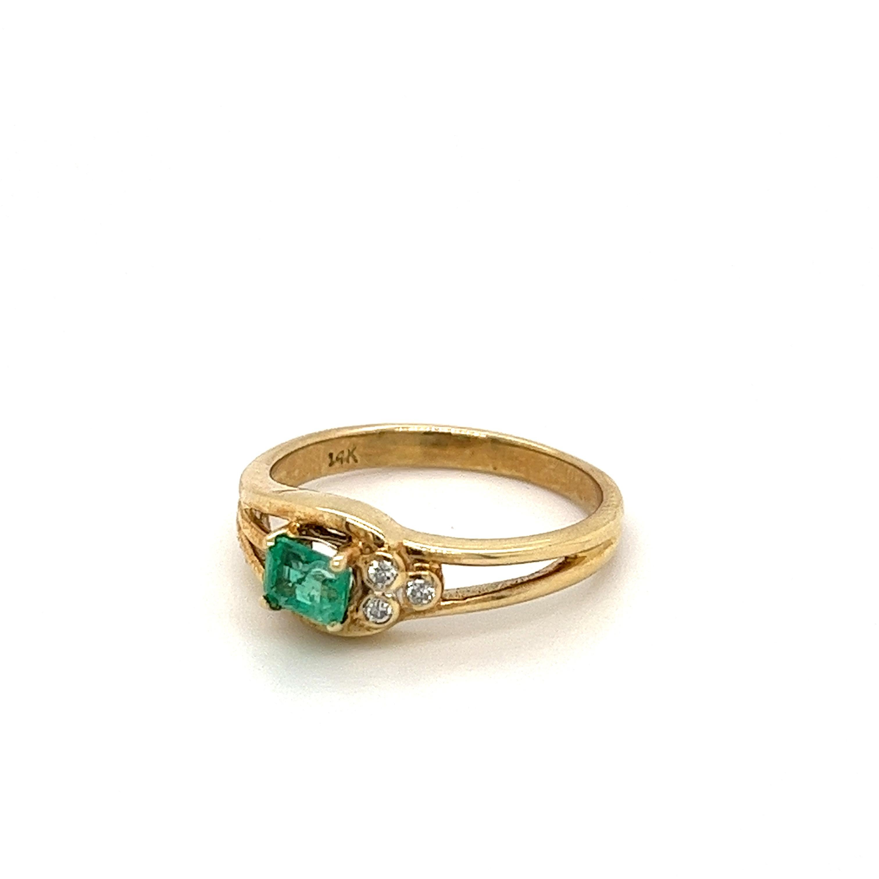 Emerald Cut Natural Colombian Emerald in 18k Yellow Gold Thin Band Ring