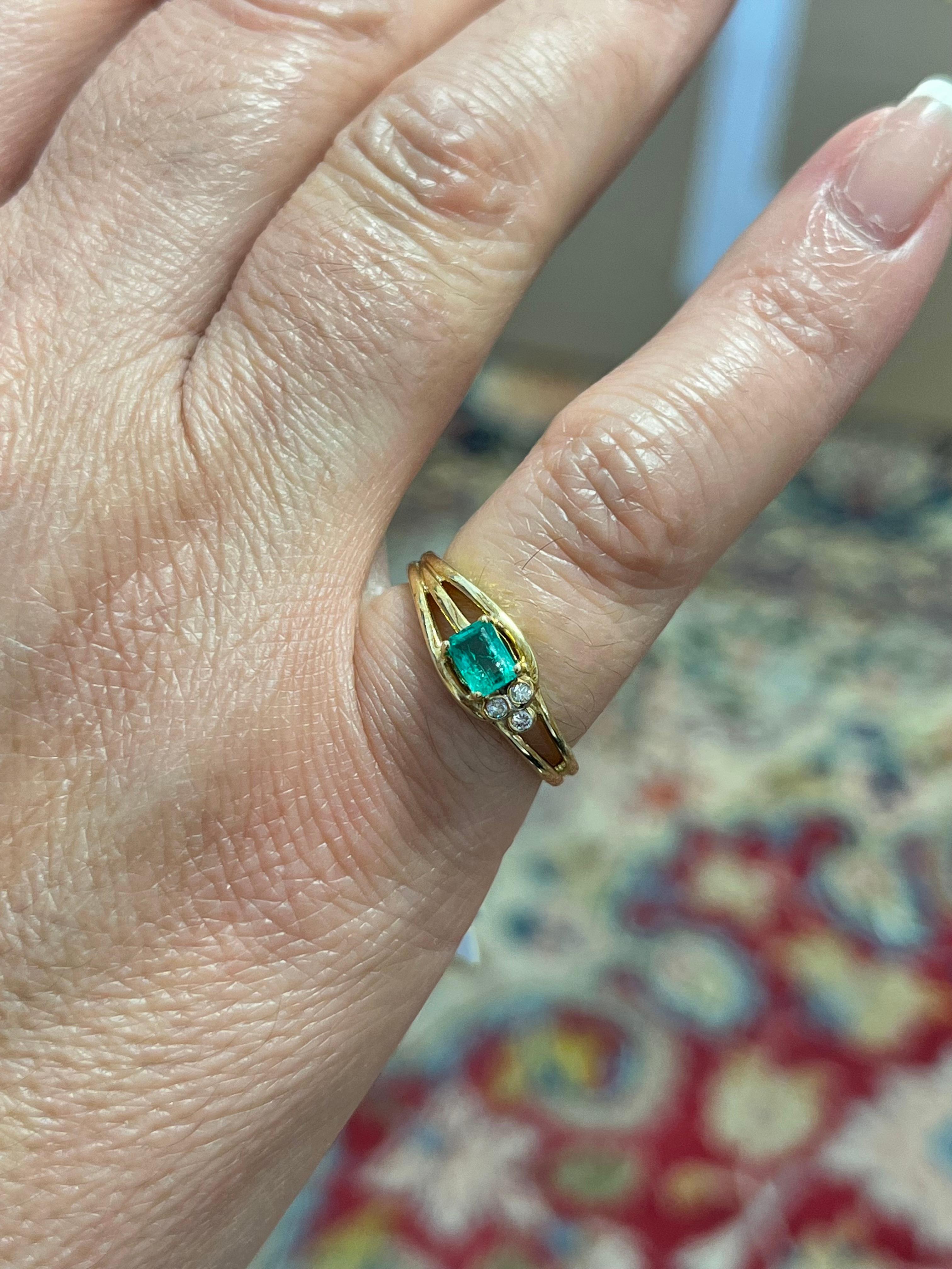 Natural Colombian Emerald in 18k Yellow Gold Thin Band Ring In New Condition In Miami, FL