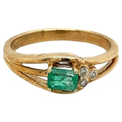 Natural Colombian Emerald in 18k Yellow Gold Thin Band Ring
