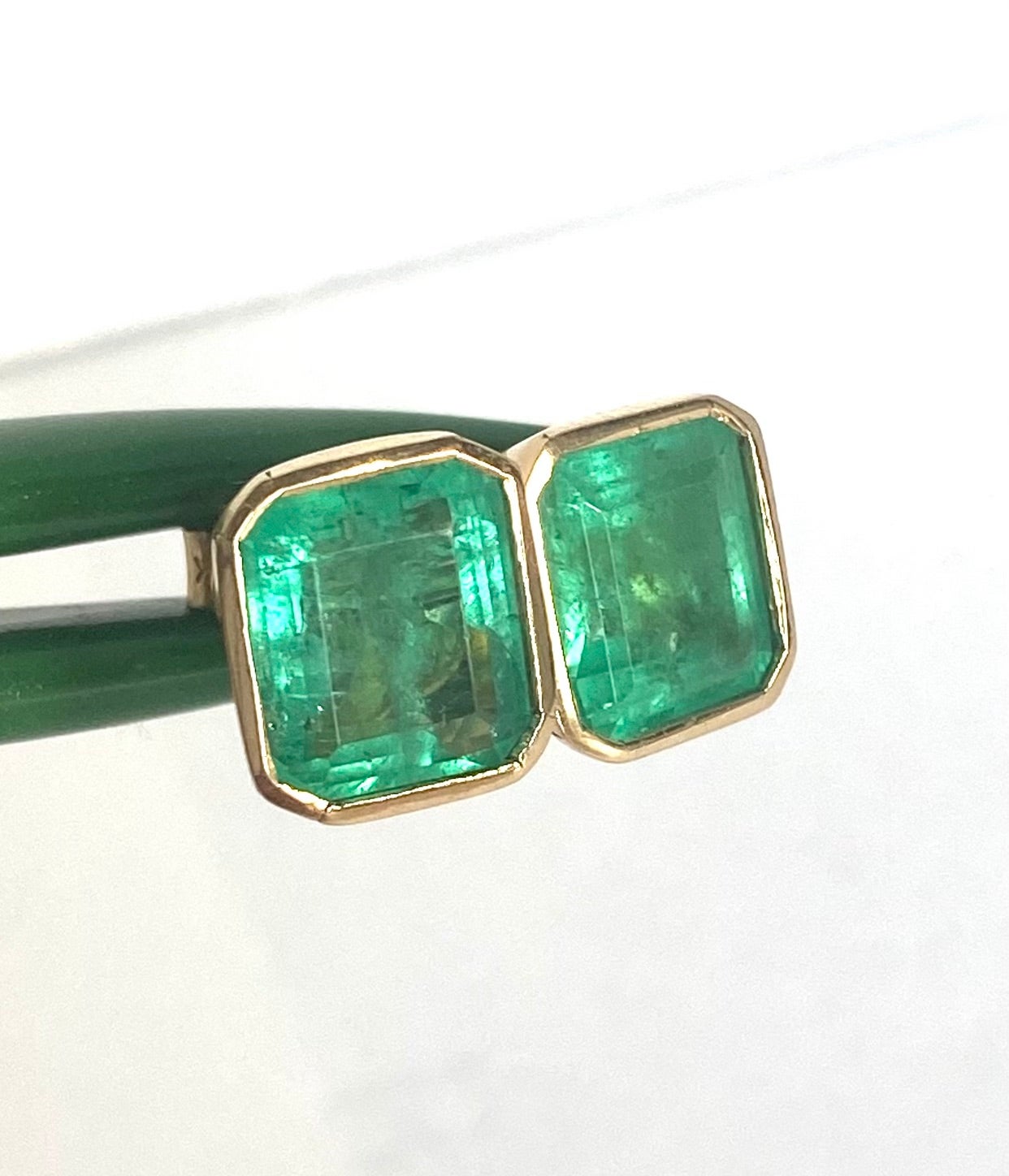 Timeless Stud Earrings Natural Medium Green Colombian Emerald Emerald Cut Total Weight 6.20 Carats

Primary Stones: 100% Natural Colombian Emeralds
Shape or Cut: Emerald Cut
Average Color/Clarity: Medium Green/ Clarity, VS
Total Weight Emeralds: