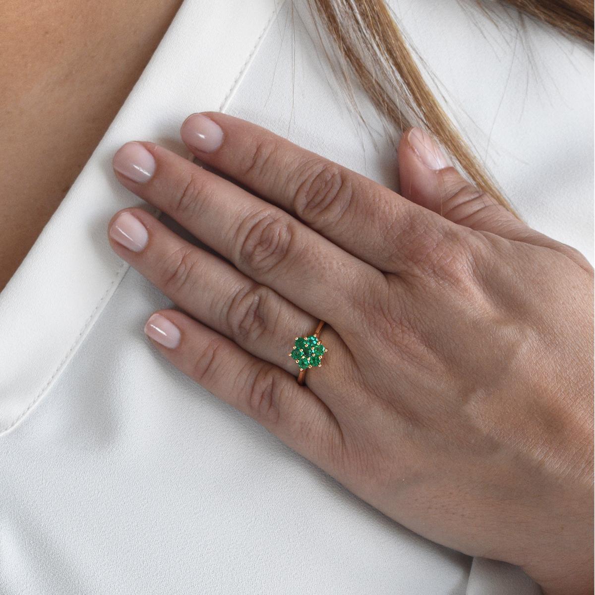 Natural Colombian Emeralds in Cluster Fashion Gold Ring May Birthstone Jewelry im Zustand „Neu“ im Angebot in Bradenton, FL