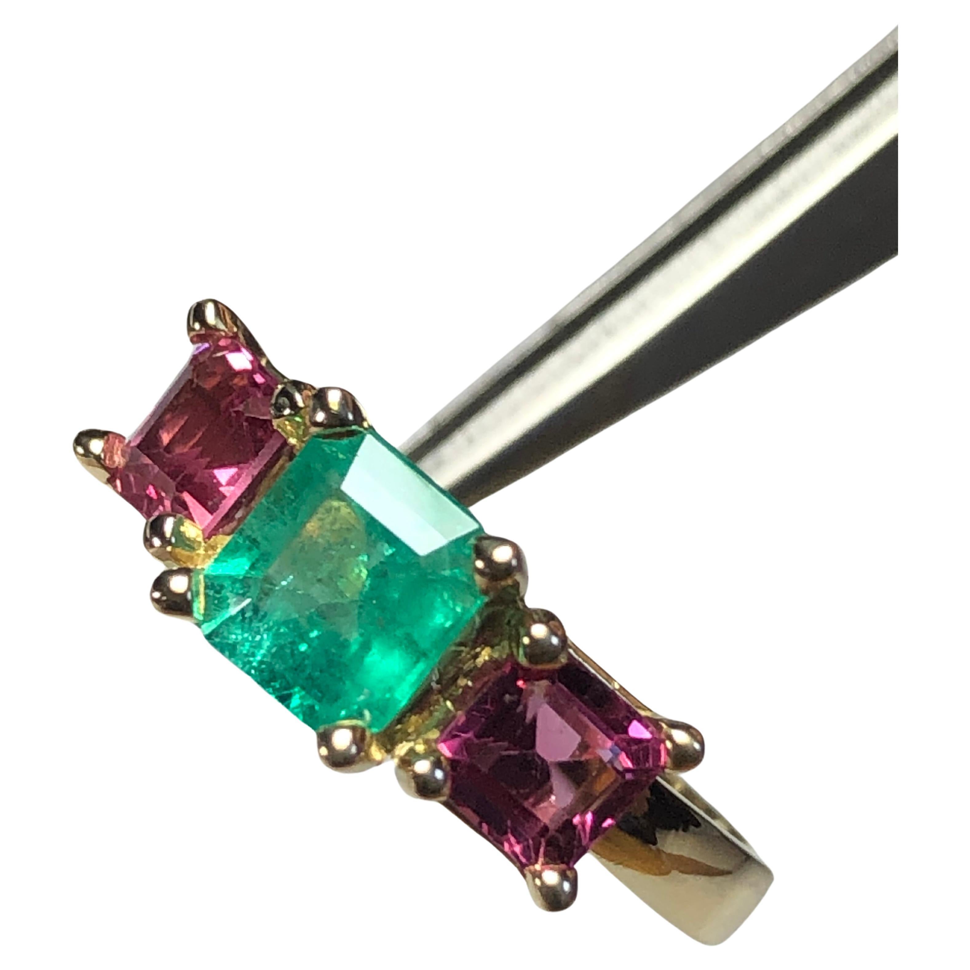Anello con smeraldo verde colombiano naturale e spinello rosa in oro giallo 18 carati in vendita 5