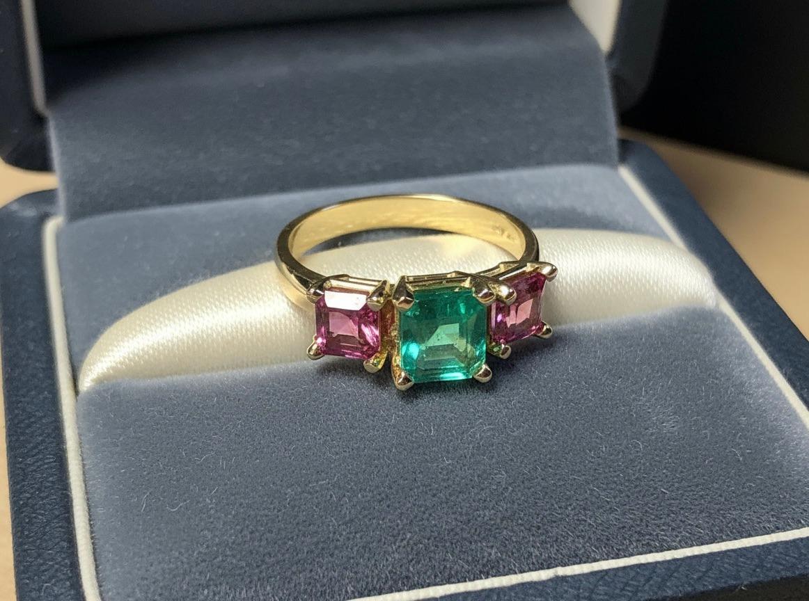 Contemporain Bague en or jaune 18 carats, émeraude verte naturelle de Colombie et spinelle rose en vente