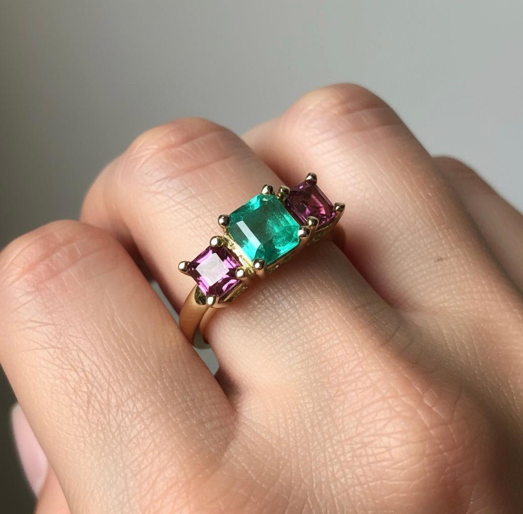 Taille carrée Bague en or jaune 18 carats, émeraude verte naturelle de Colombie et spinelle rose en vente