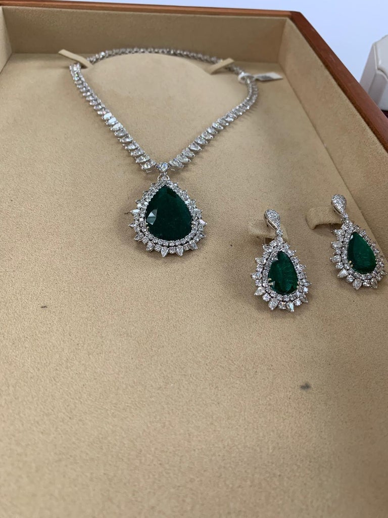 IMPORTANT Natural Colombian Pear Shape Emerald and Diamond Full Set For ...