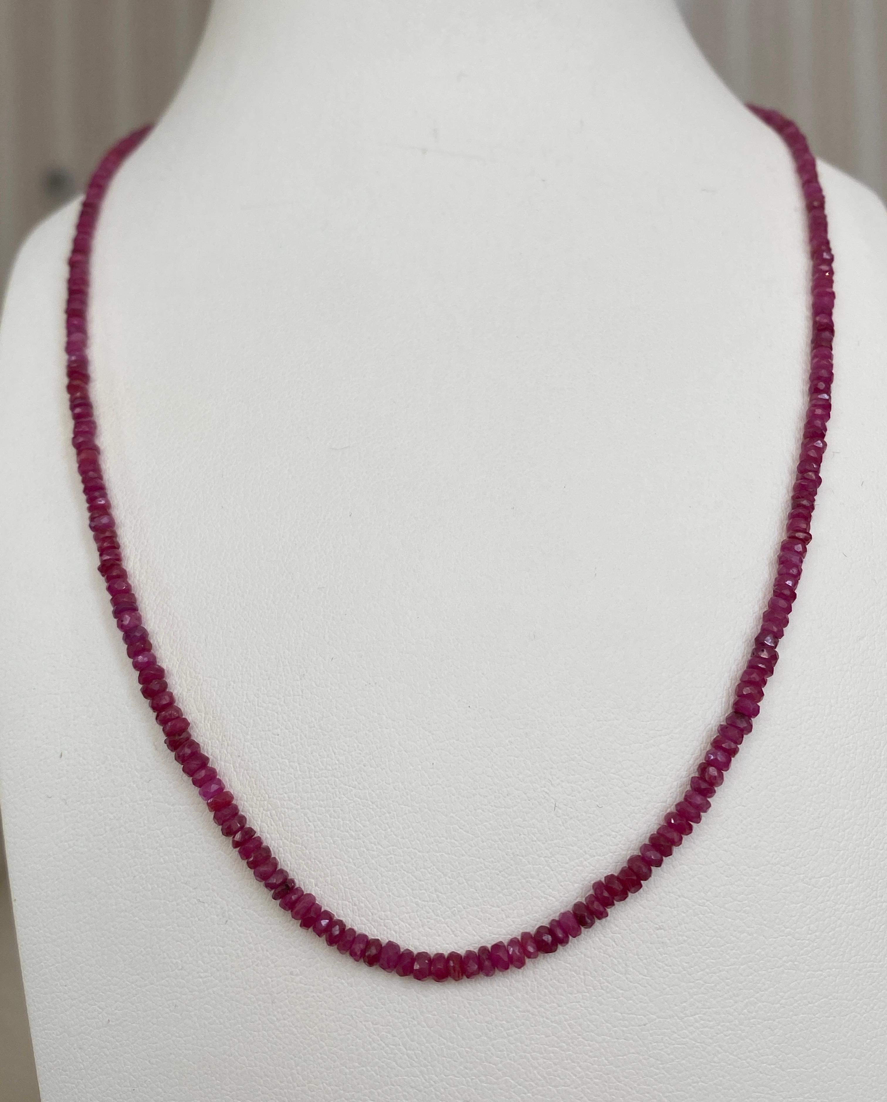 Contemporary Natural Colombian Ruby Necklace with 18k Yellow Gold Clasp For Sale