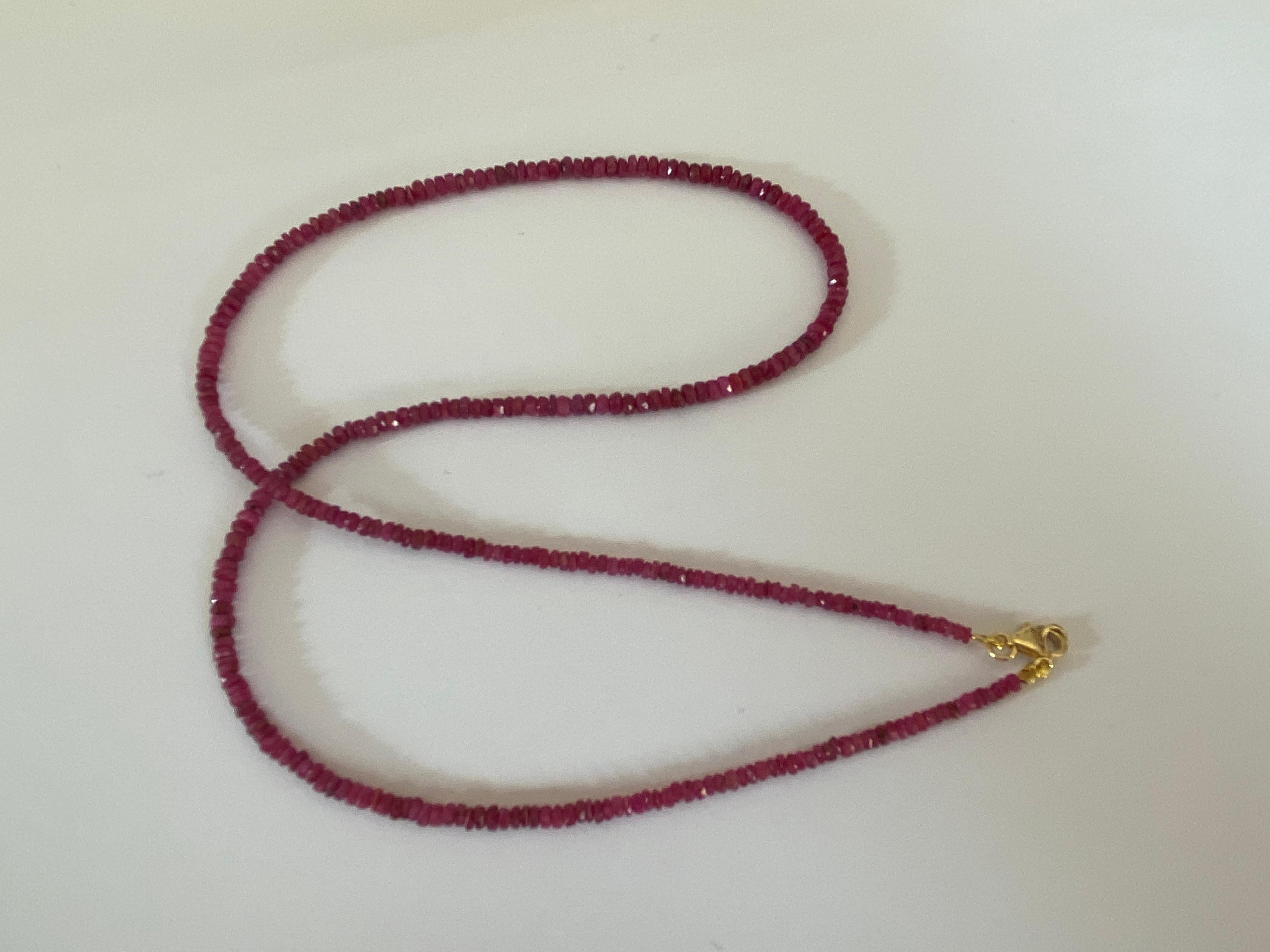 Natural Colombian Ruby Necklace with 18k Yellow Gold Clasp In New Condition For Sale In AMSTERDAM, NL