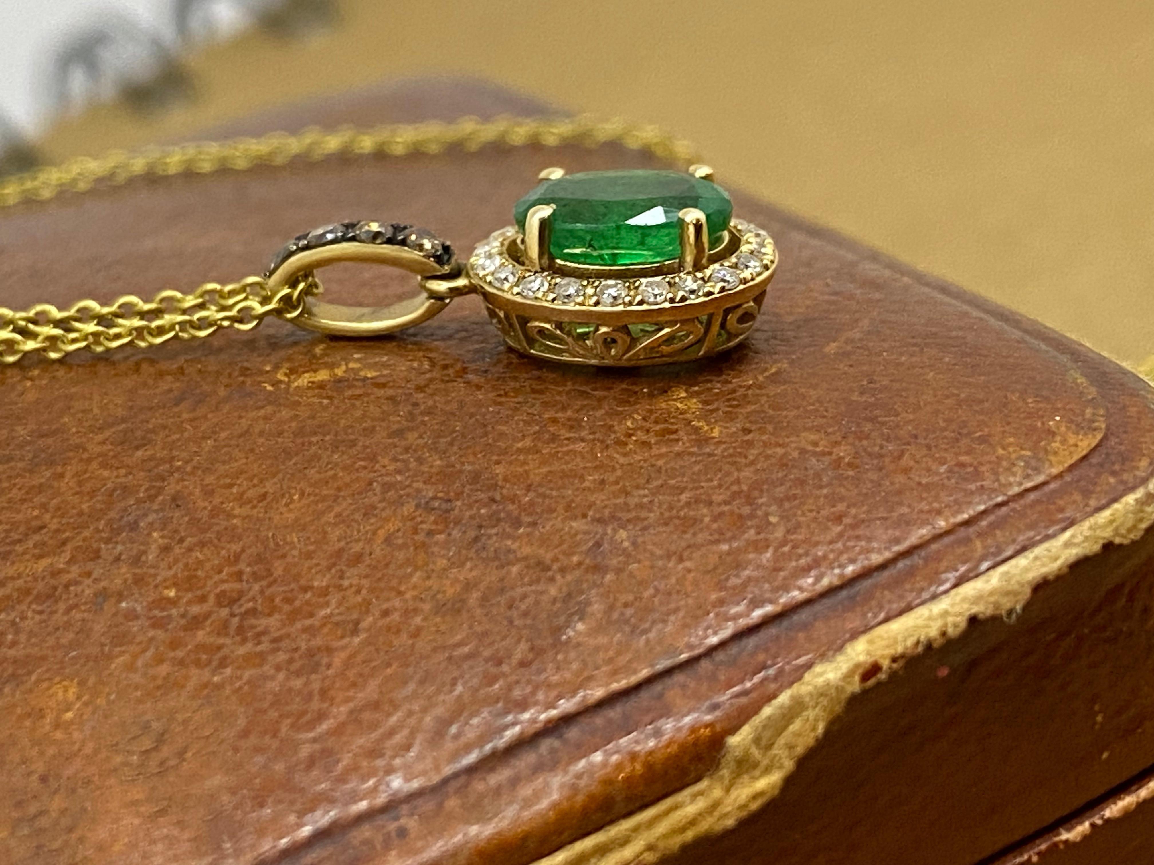 Collier pendentif en or jaune 14K avec émeraude naturelle colombienne Vivid Diamonds en vente 5