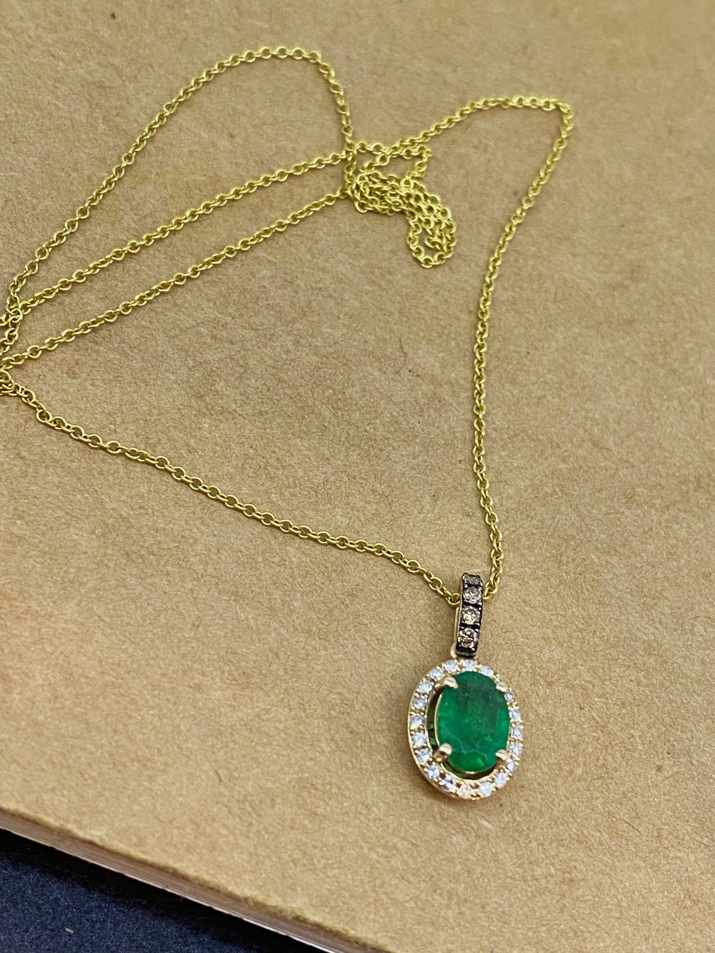 Taille ovale Collier pendentif en or jaune 14K avec émeraude naturelle colombienne Vivid Diamonds en vente