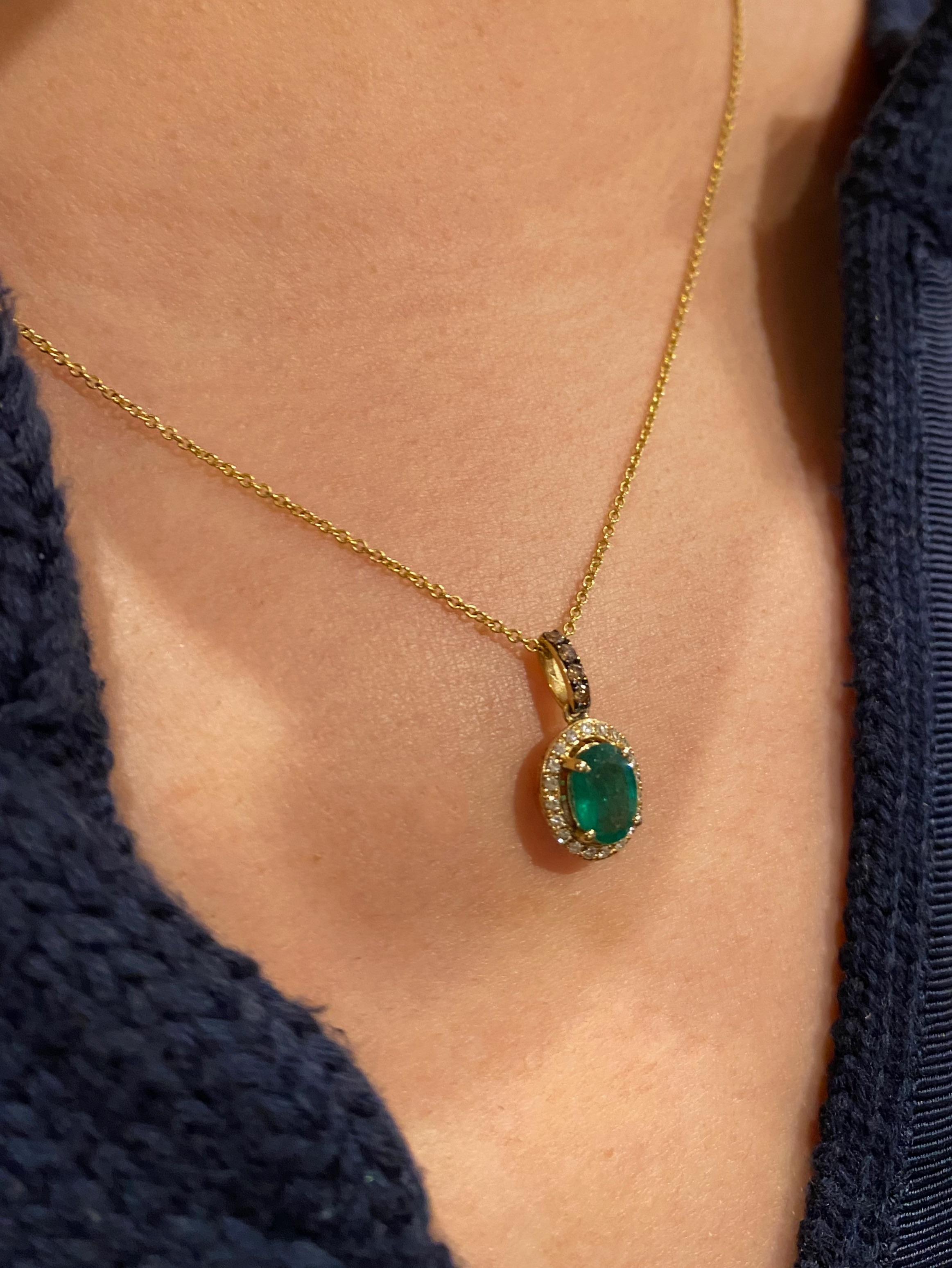 Collier pendentif en or jaune 14K avec émeraude naturelle colombienne Vivid Diamonds Excellent état - En vente à MELBOURNE, AU