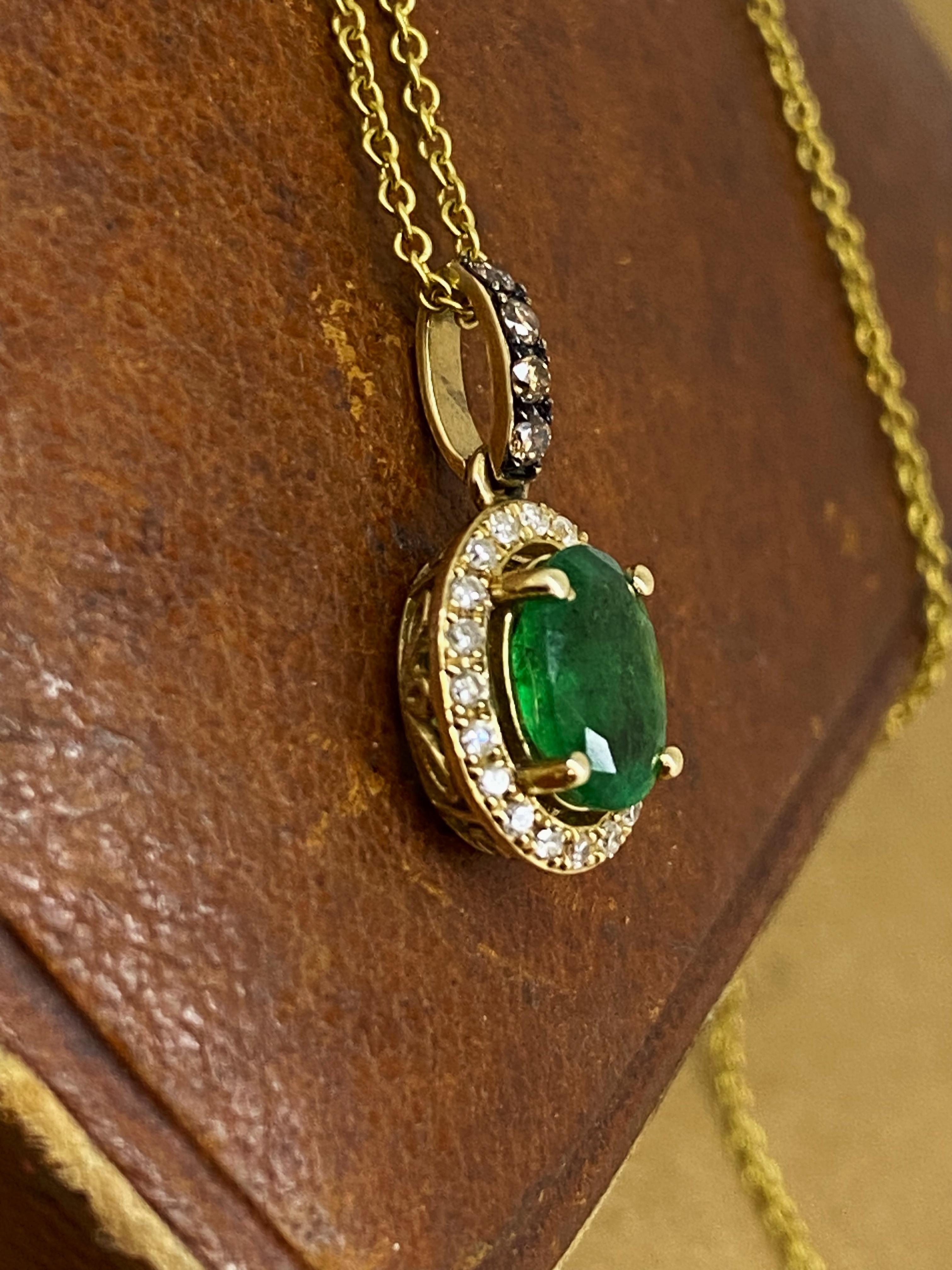 Collier pendentif en or jaune 14K avec émeraude naturelle colombienne Vivid Diamonds Pour femmes en vente