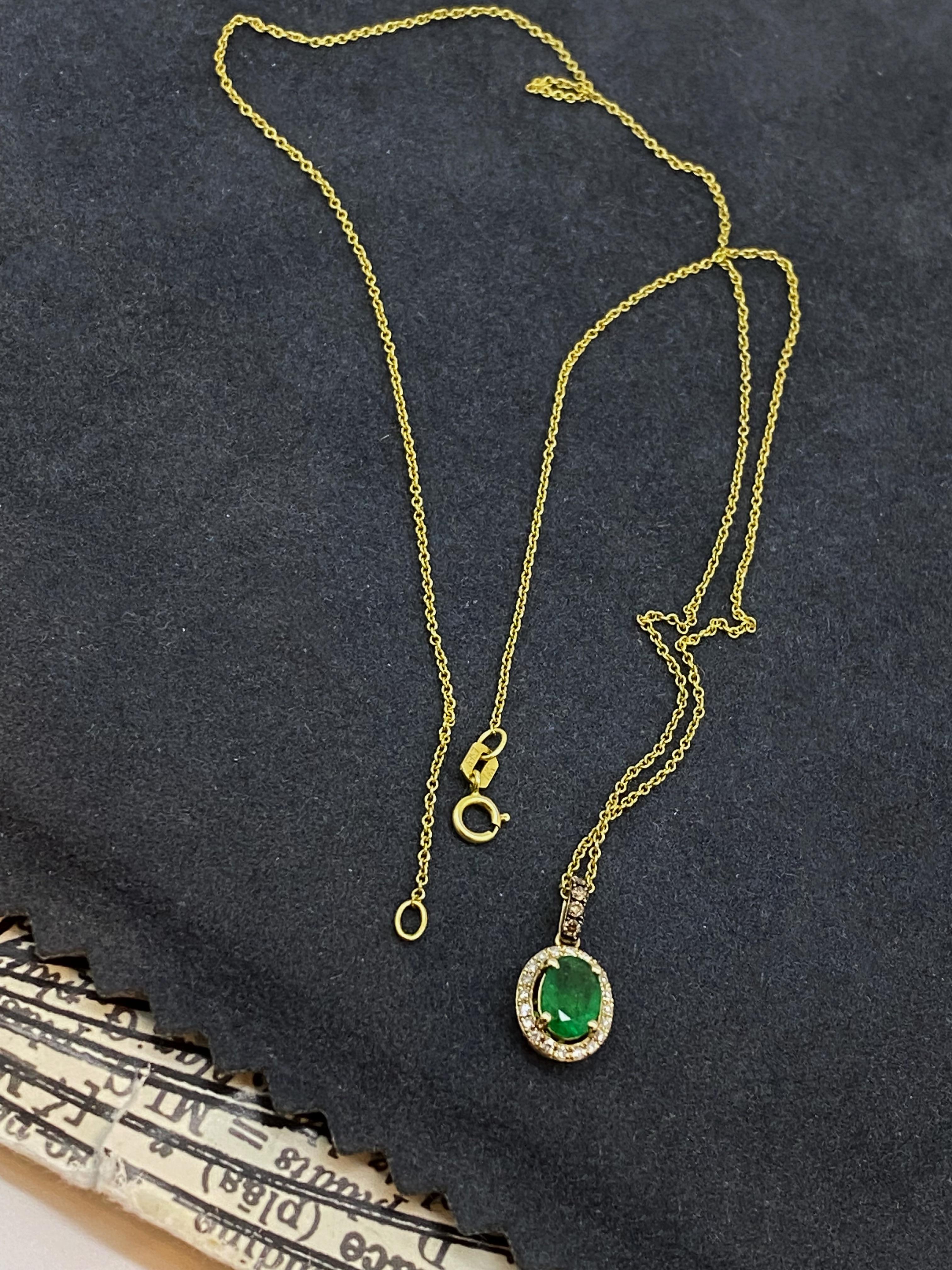 Collier pendentif en or jaune 14K avec émeraude naturelle colombienne Vivid Diamonds en vente 1