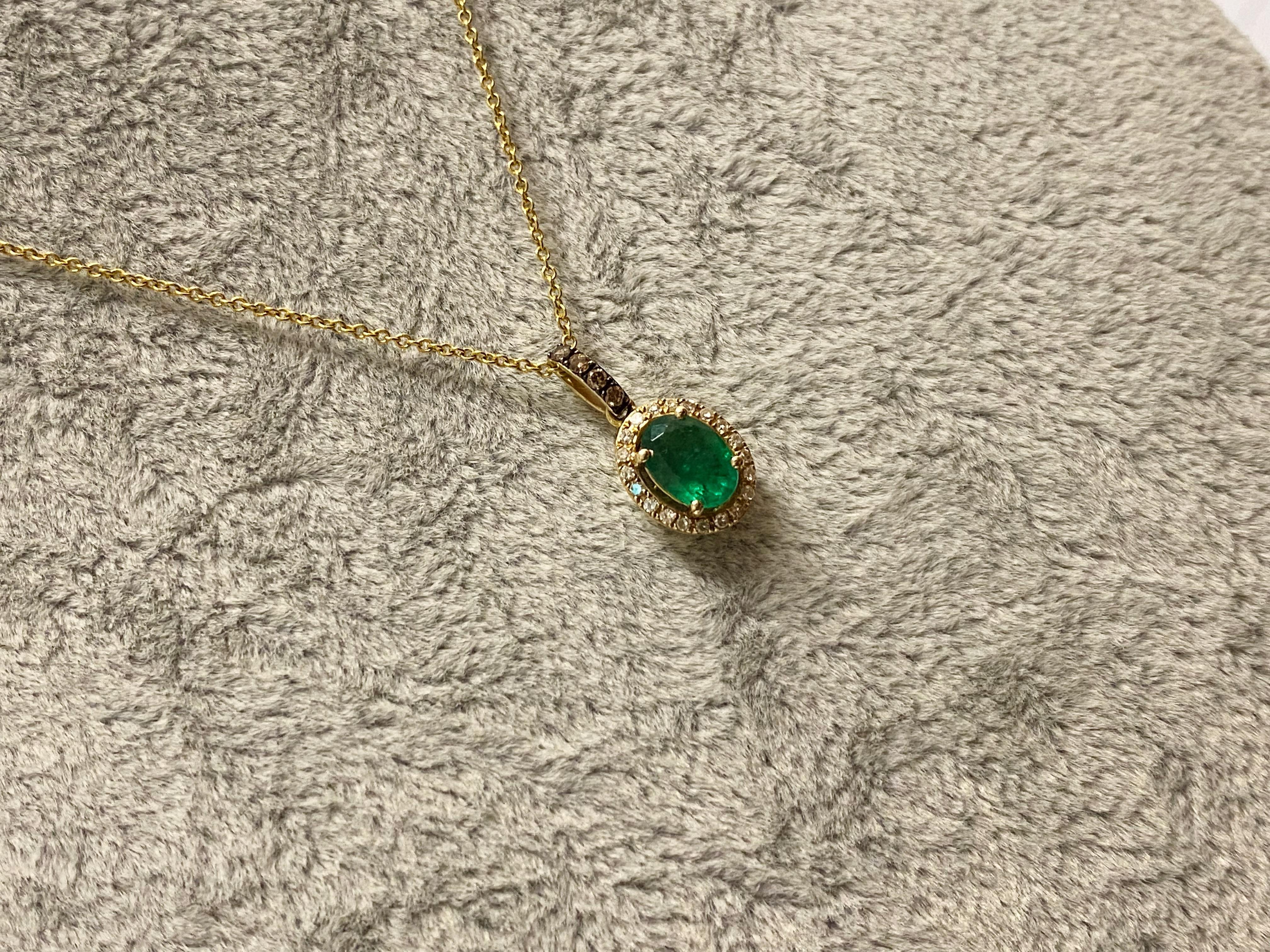 Collier pendentif en or jaune 14K avec émeraude naturelle colombienne Vivid Diamonds en vente 2