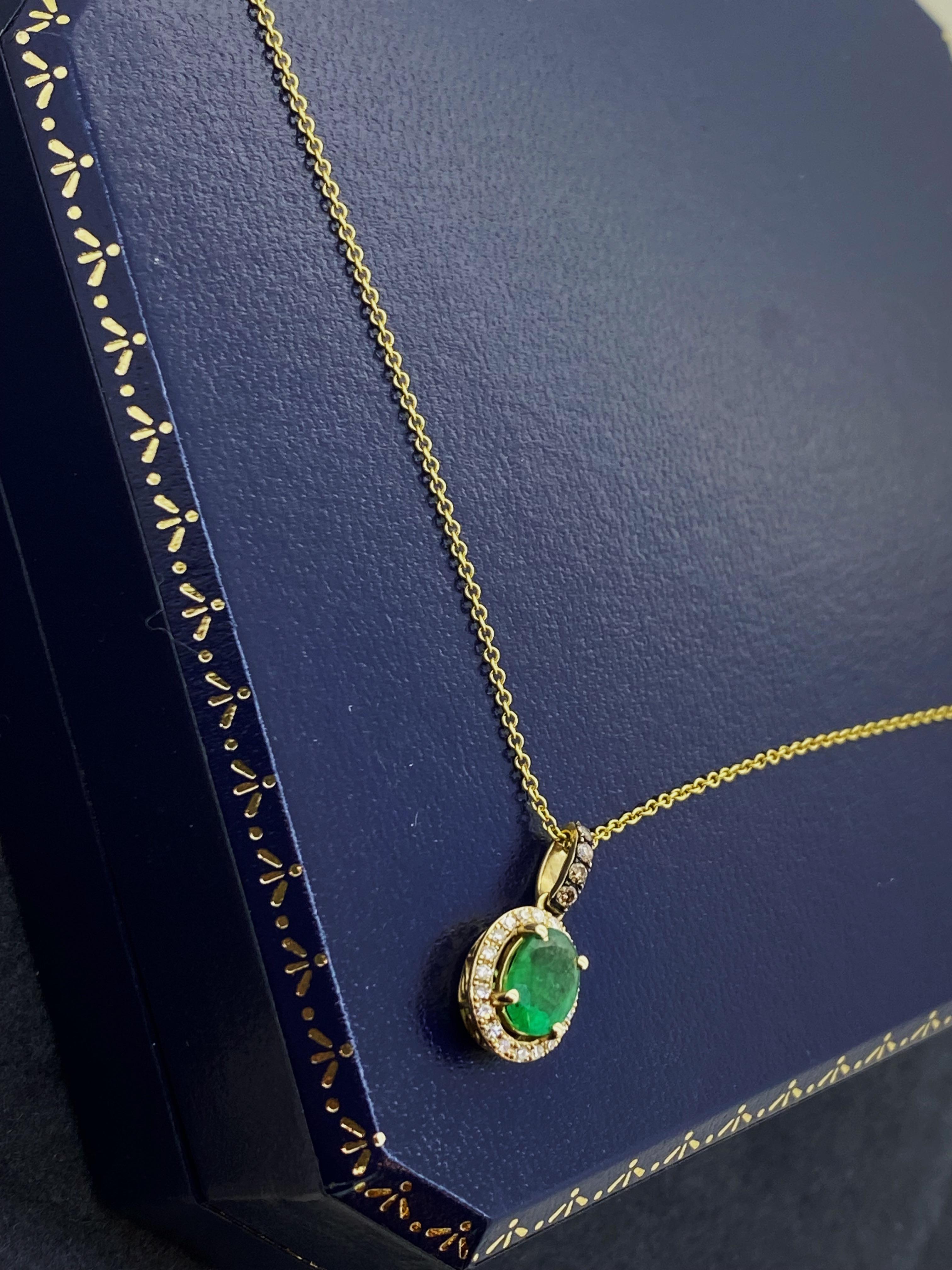 Collier pendentif en or jaune 14K avec émeraude naturelle colombienne Vivid Diamonds en vente 3