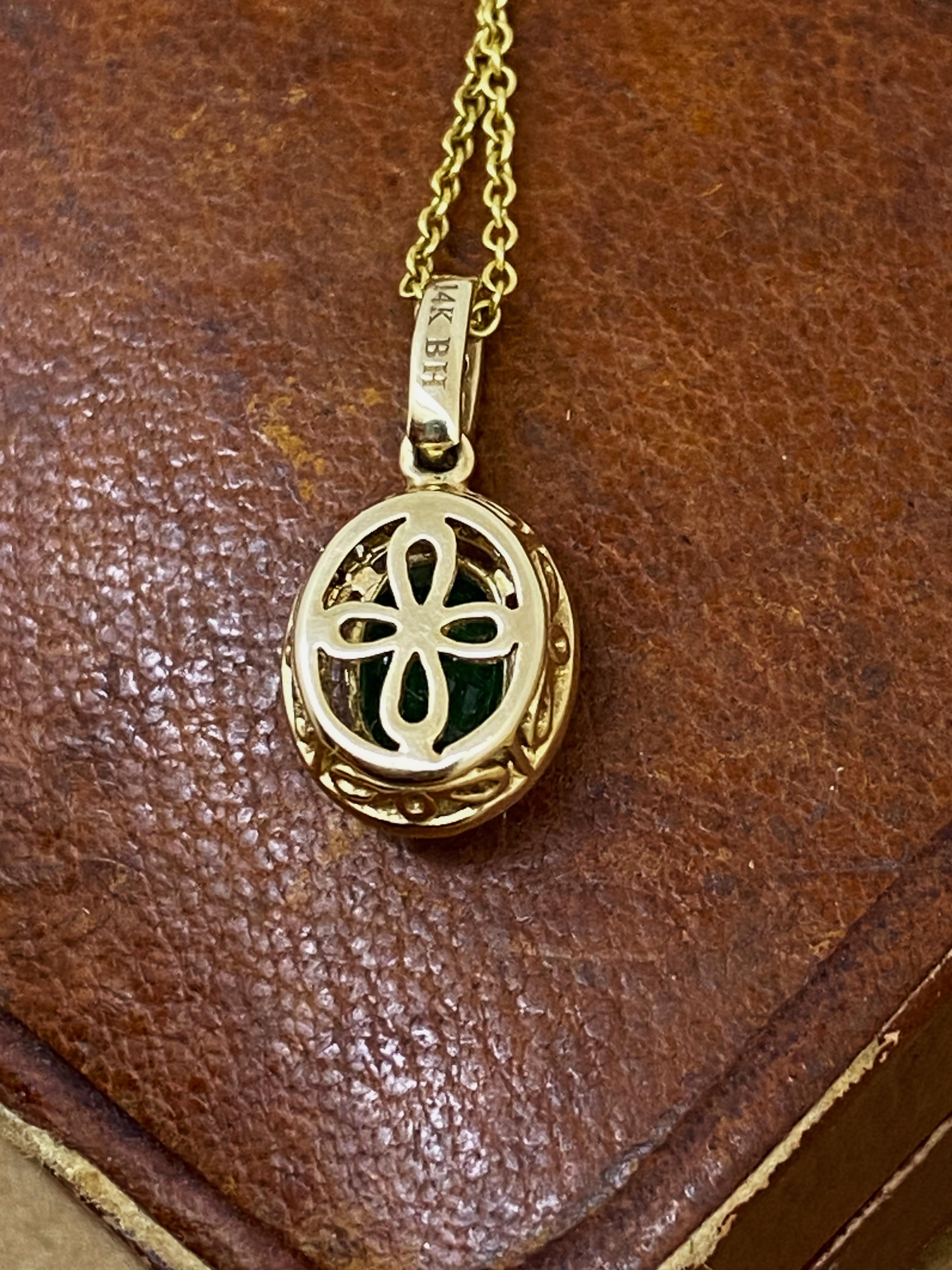 Collier pendentif en or jaune 14K avec émeraude naturelle colombienne Vivid Diamonds en vente 4