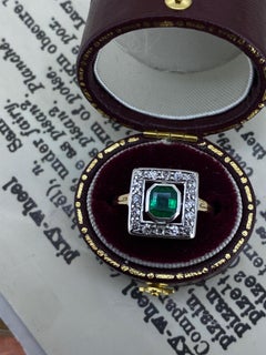 Retro-Ring im quadratischen Halo-Design aus 18-karätigem Gold mit einem natürlichen kolumbianischen smaragdgrünen Smaragd und Diamanten