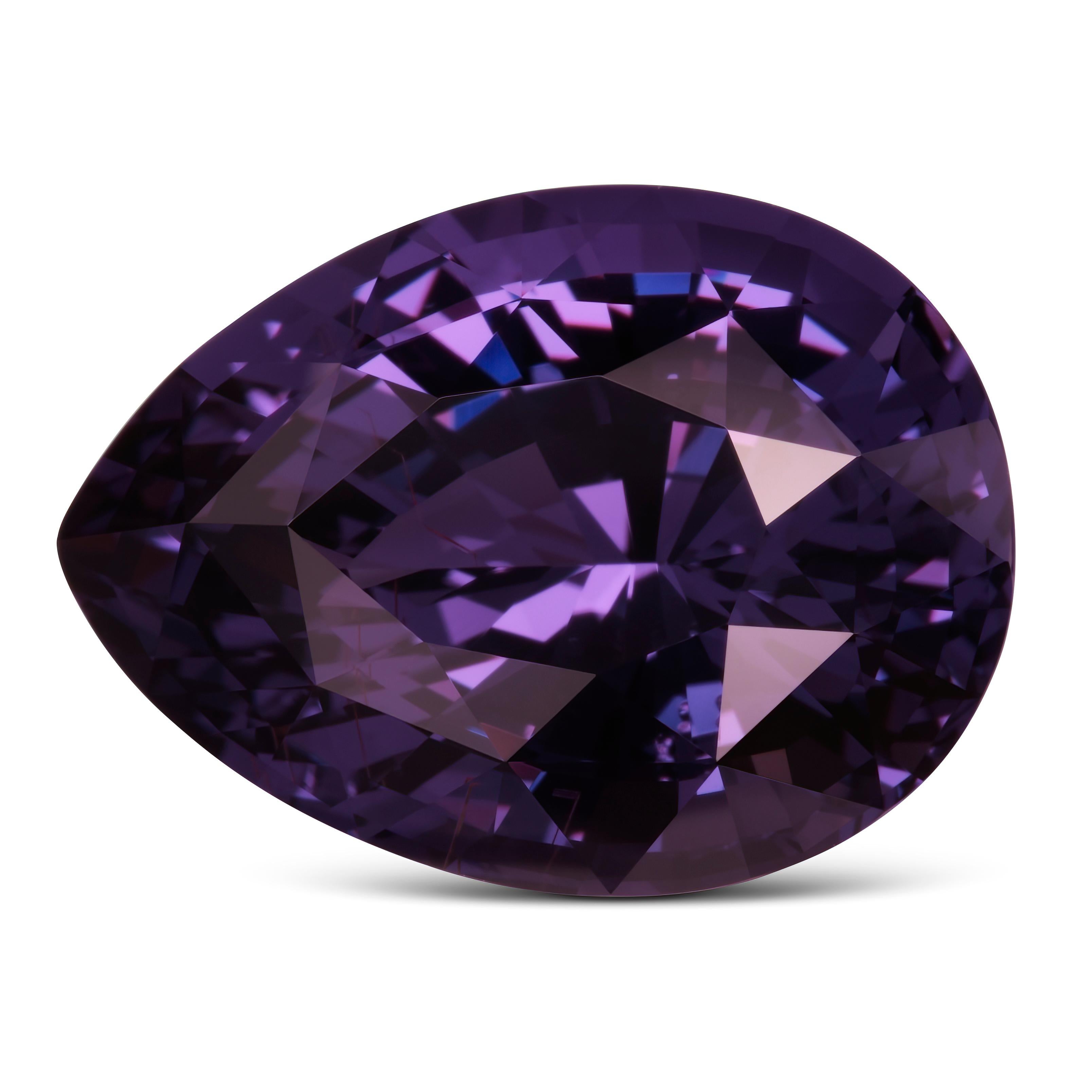 Scopri l'incantevole bellezza di uno spinello naturale dal colore cangiante, che pesa ben 11,37 carati. Questa rara gemma passa dal viola bluastro al viola, rendendola un'aggiunta affascinante e unica a qualsiasi collezione di gioielli.

Carati: Con