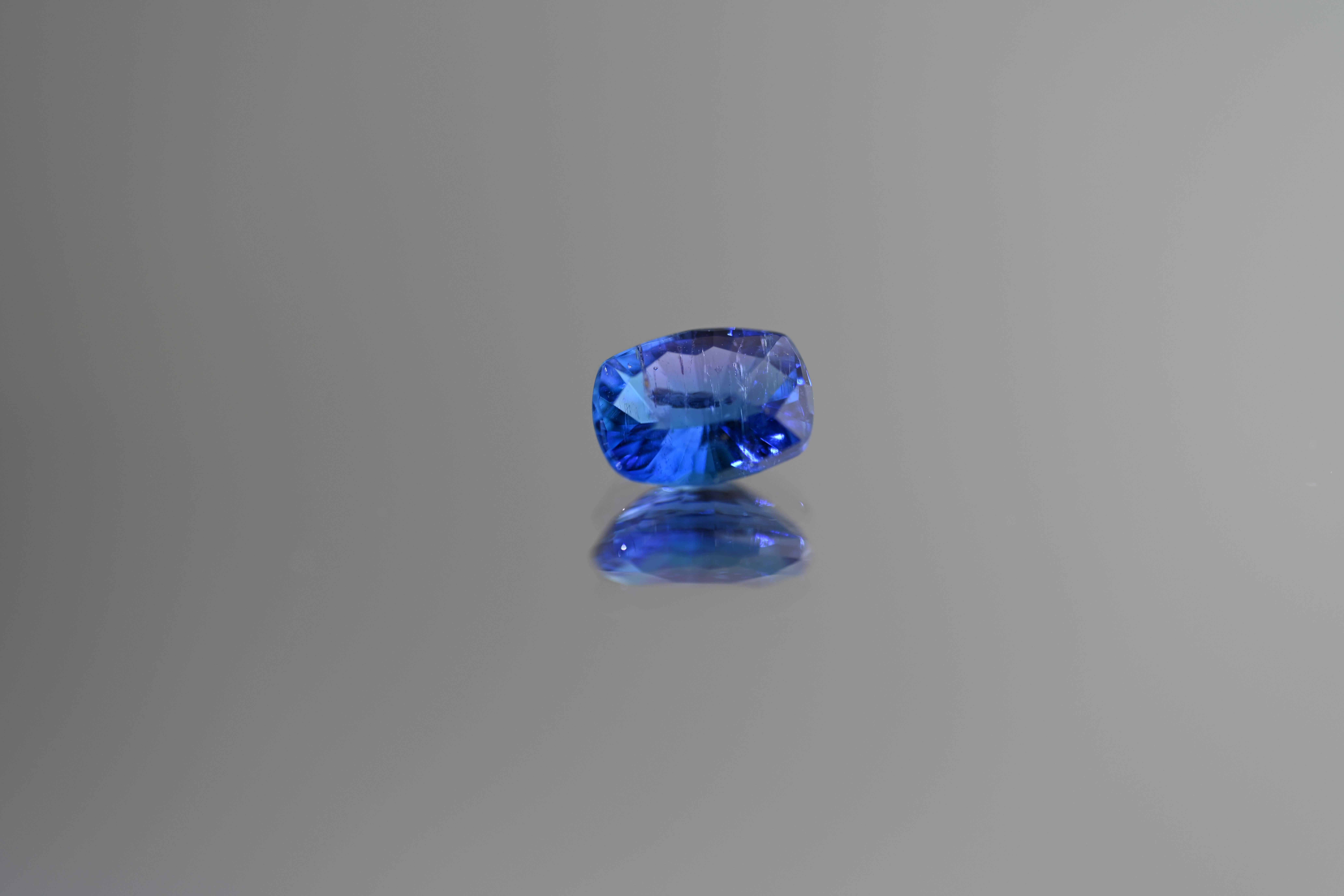 Tormalina brasiliana Paraiba certificata GIA da 0,70 carati Nature/Cambiamento di colore in vendita 3