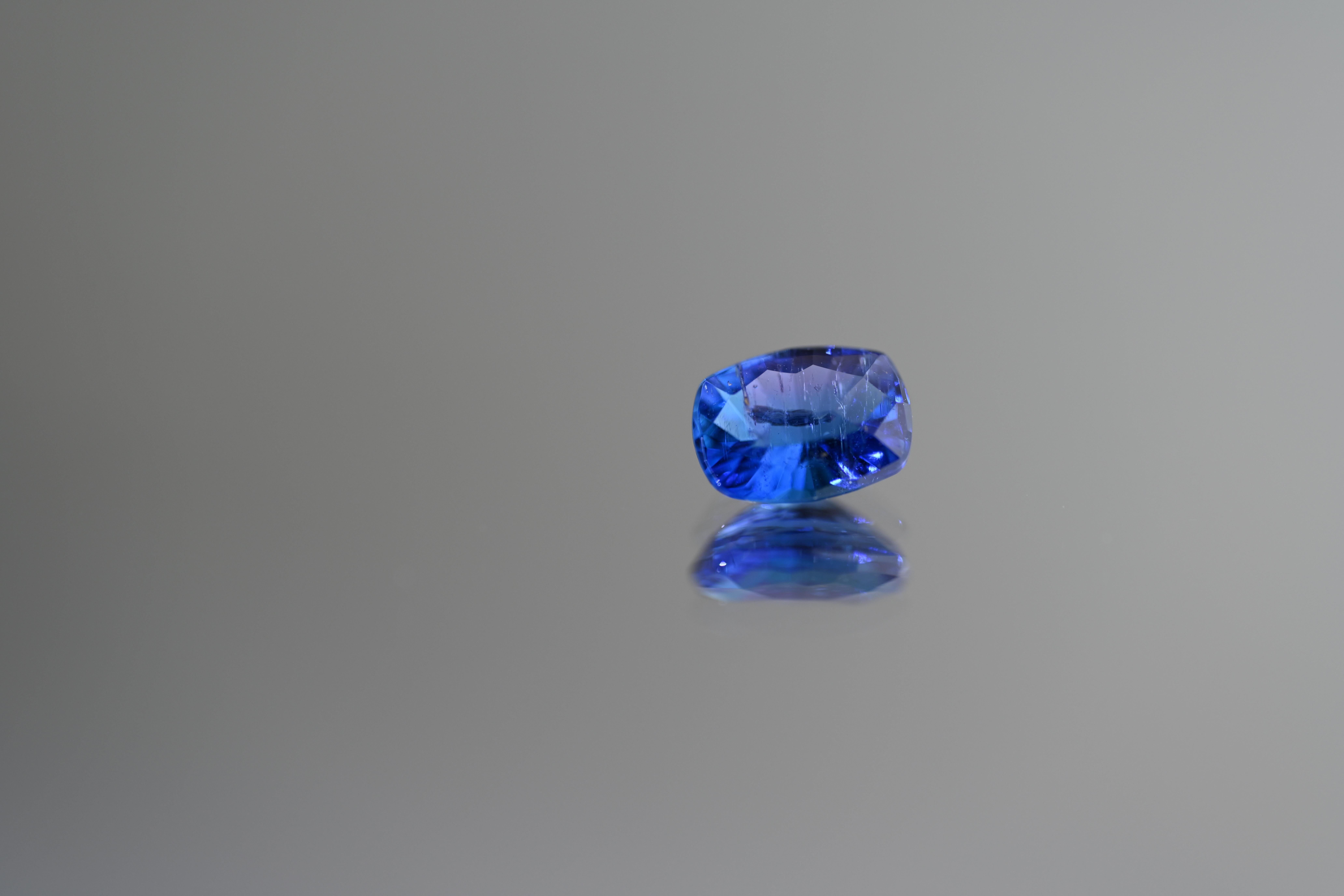 Tormalina brasiliana Paraiba certificata GIA da 0,70 carati Nature/Cambiamento di colore in vendita 6