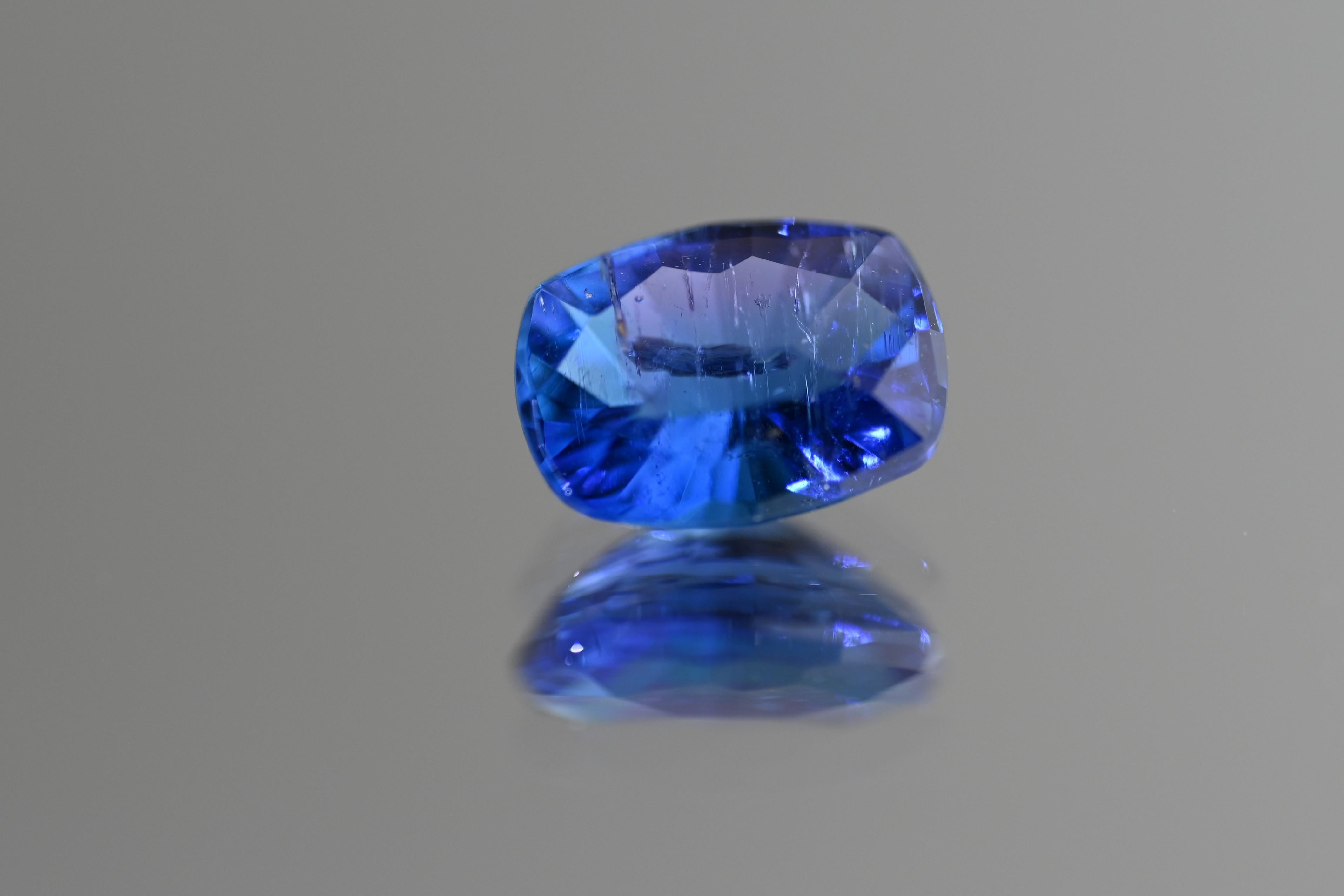 Tormalina brasiliana Paraiba certificata GIA da 0,70 carati Nature/Cambiamento di colore in vendita 5