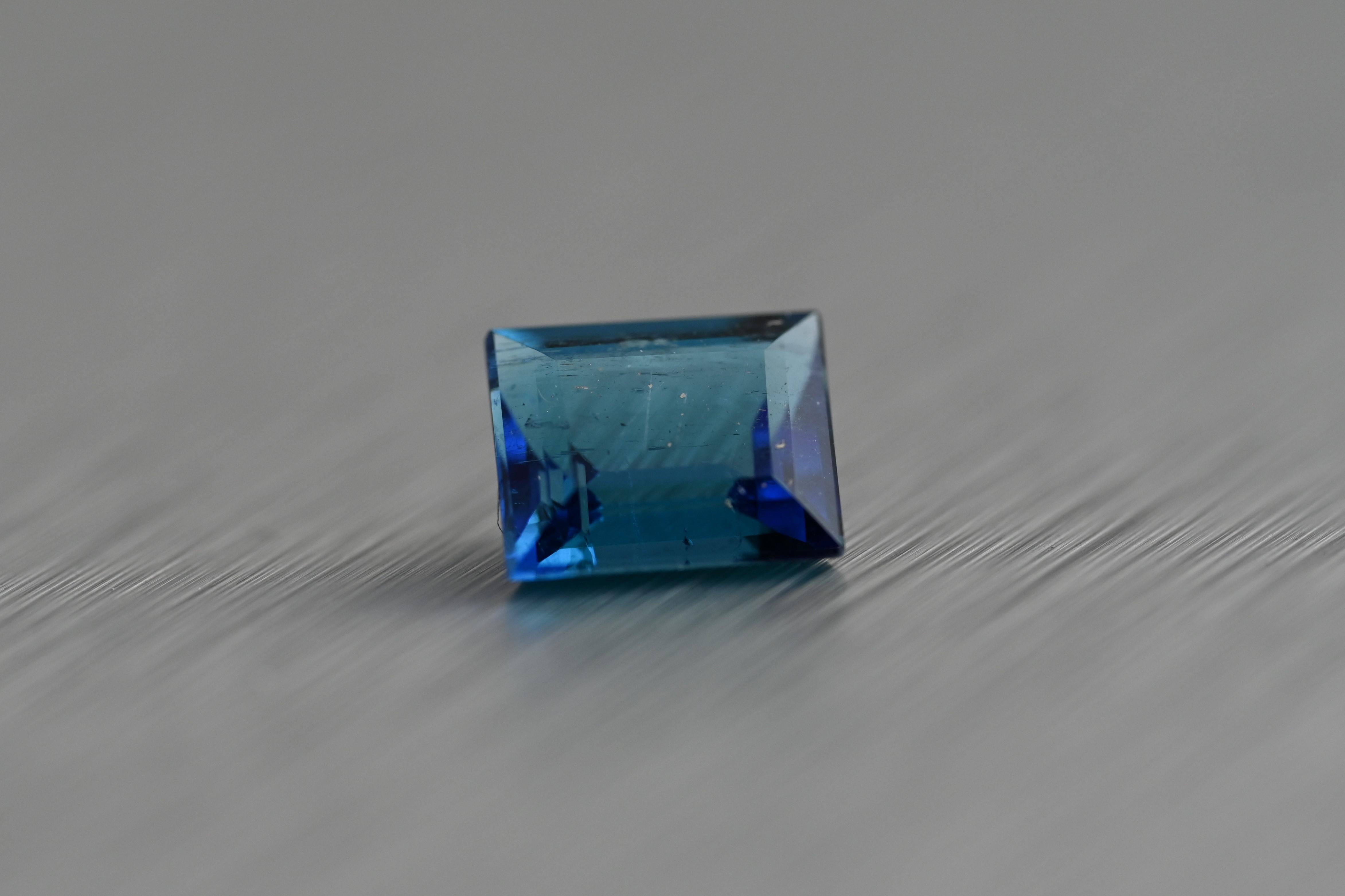 Moderne Tourmaline brésilienne Paraiba de couleur Nature / pendante 0.79 carat / Rapport GIA en vente