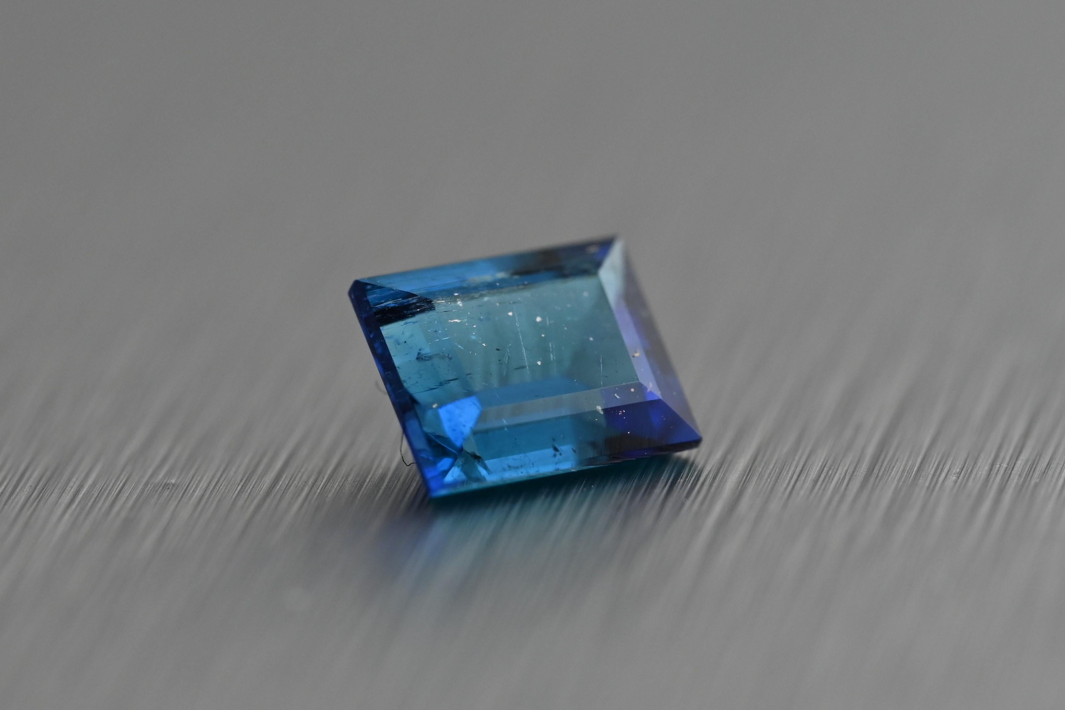 Tourmaline brésilienne Paraiba de couleur Nature / pendante 0.79 carat / Rapport GIA Neuf - En vente à Carefree, AZ