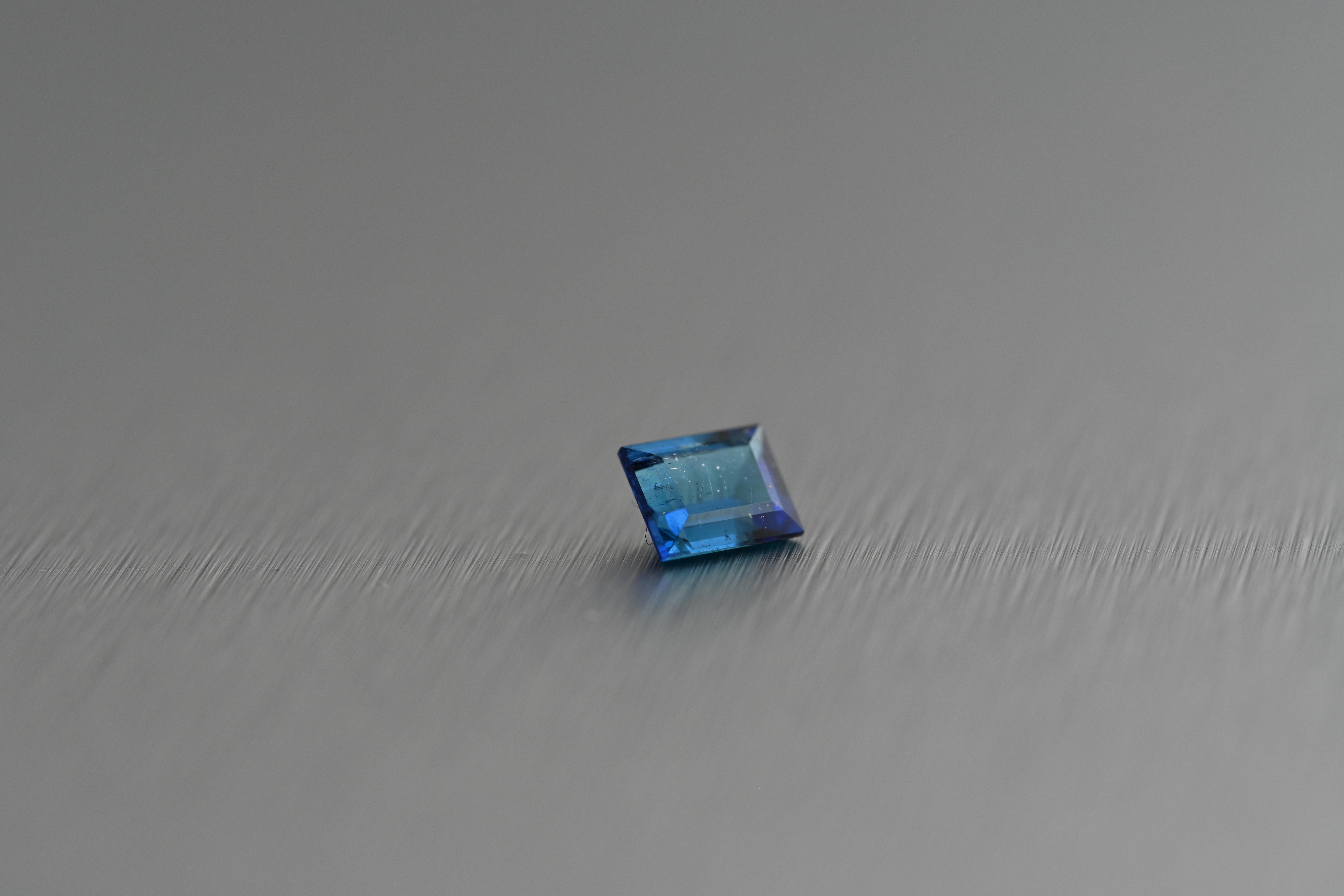 Tourmaline brésilienne Paraiba de couleur Nature / pendante 0.79 carat / Rapport GIA en vente 2