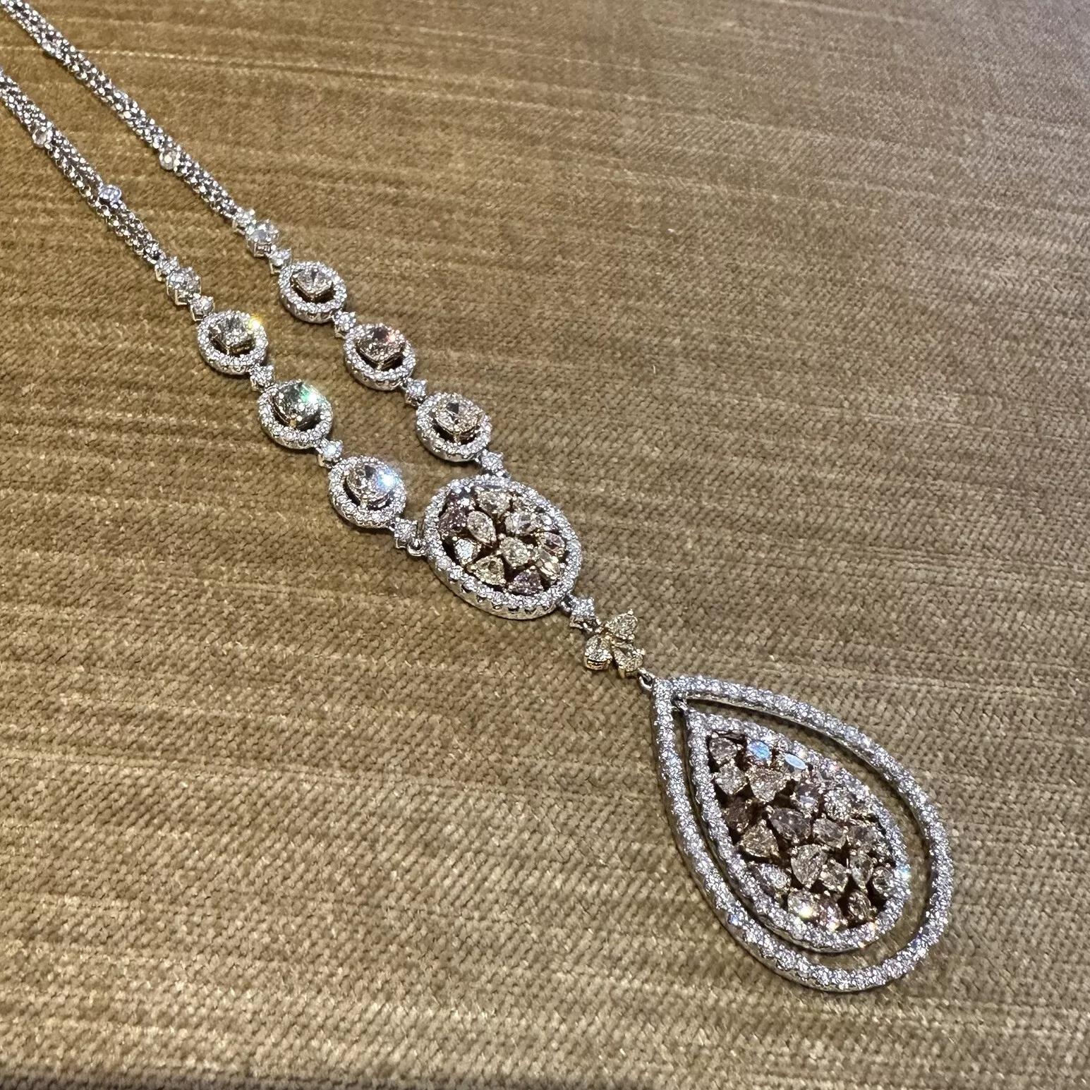 Taille ovale Collier pendentif en or blanc et jaune 18 carats en vente