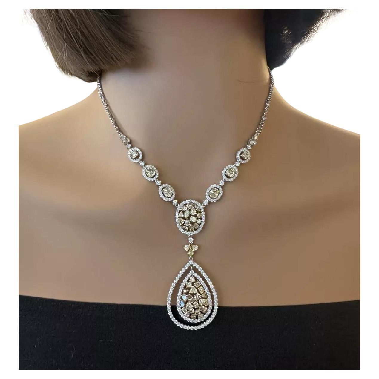 Collar Colgante Gota de Diamante Color Natural en Oro Blanco y Amarillo de 18k