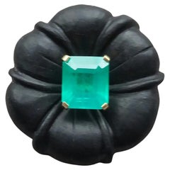 Bague à la mode en or massif 14 carats avec fleur en bois d'ébène de couleur naturelle et émeraude facettée