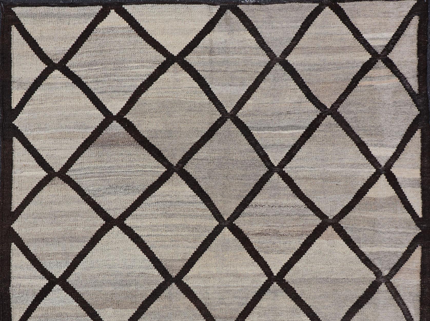 Natural color-tone flat-weave Kilim with dark brown Diamond Design

Versatile and natural color-tone flat-weave Kilim for a modern or Classic diamond design
Keivan Woven Arts/ rug AFG-141, country of origin / type: Afghanistan /