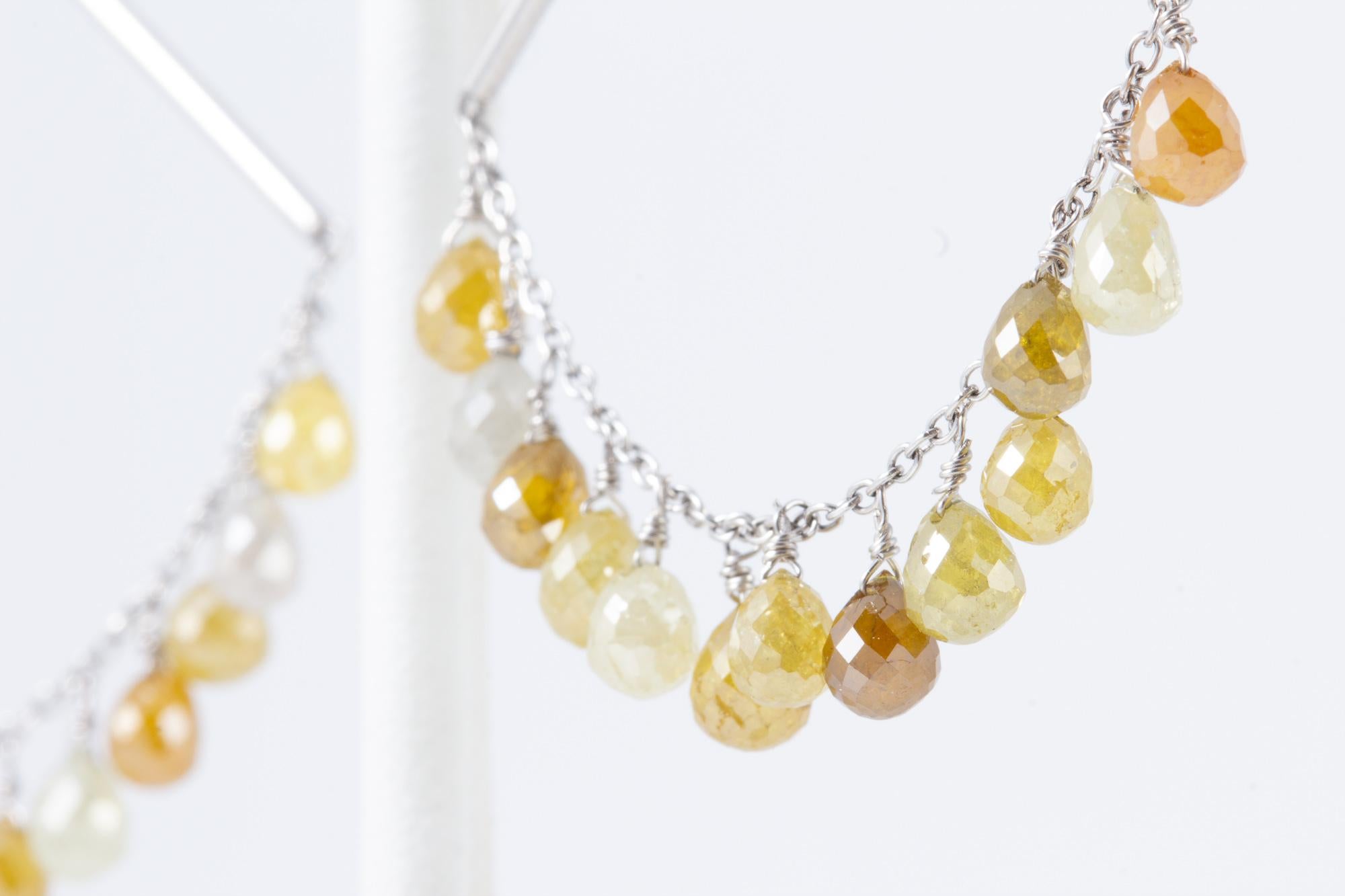 Natürliche farbige Diamant-Briolette-Ohrringe mit 18 Karat Weißgold im Angebot 5