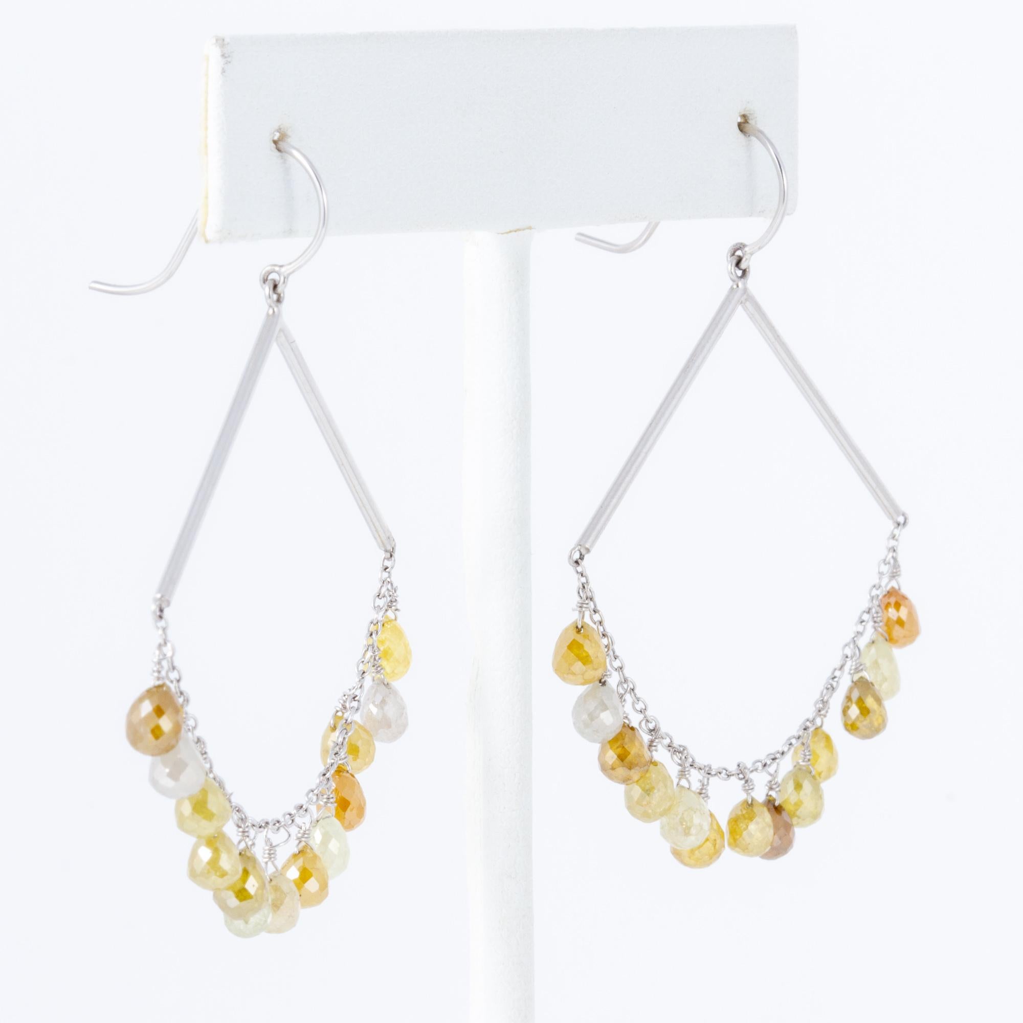 Natürliche farbige Diamant-Briolette-Ohrringe mit 18 Karat Weißgold (Kunsthandwerker*in) im Angebot