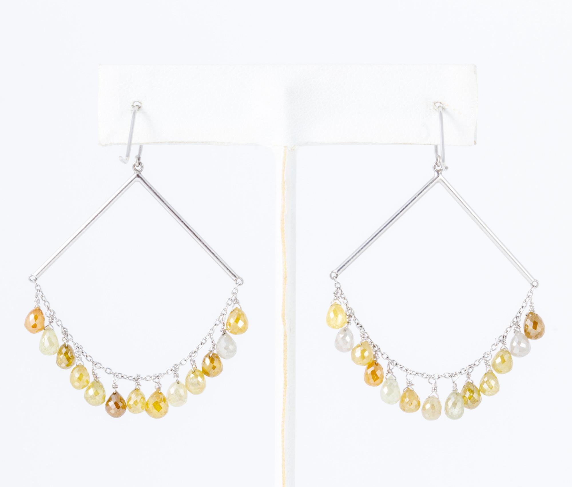 Natürliche farbige Diamant-Briolette-Ohrringe mit 18 Karat Weißgold im Zustand „Neu“ im Angebot in Houston, TX