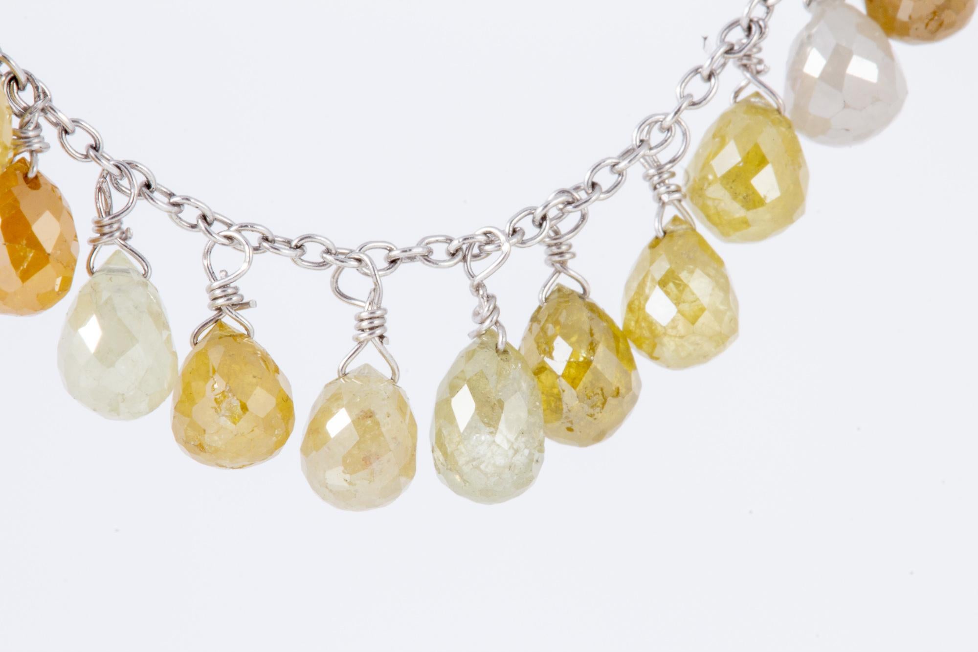 Natürliche farbige Diamant-Briolette-Ohrringe mit 18 Karat Weißgold für Damen oder Herren im Angebot