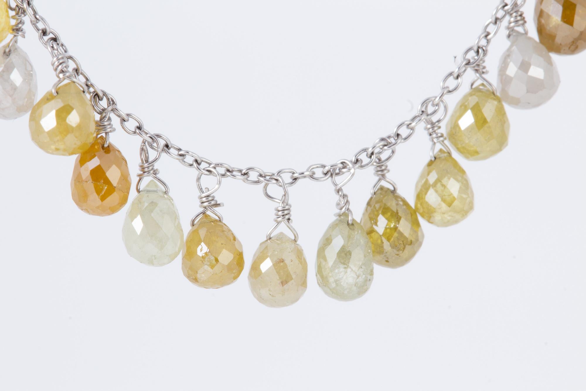 Natürliche farbige Diamant-Briolette-Ohrringe mit 18 Karat Weißgold im Angebot 1