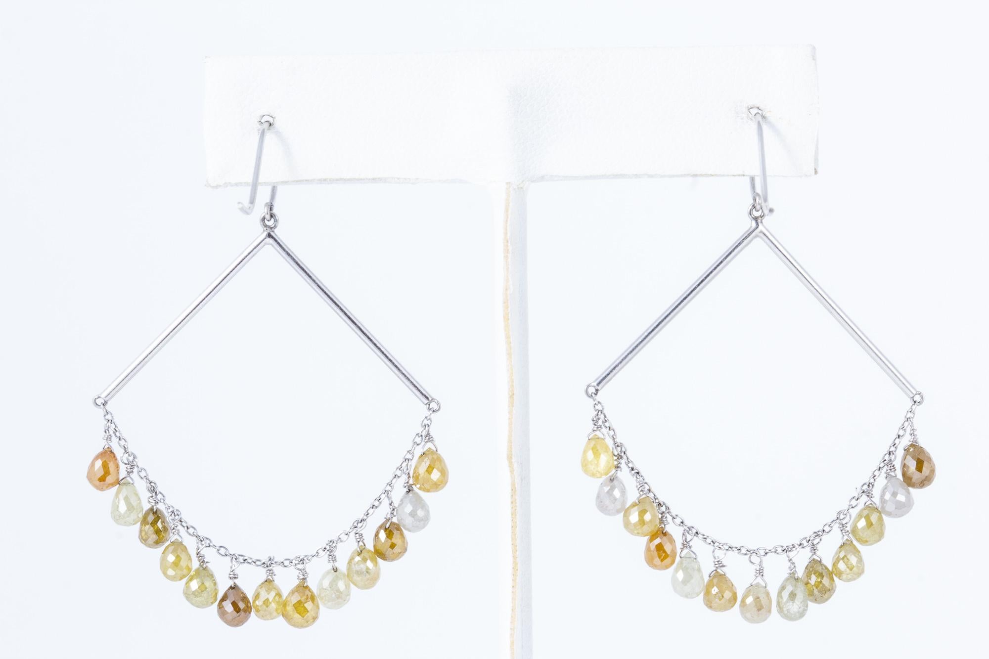 Natürliche farbige Diamant-Briolette-Ohrringe mit 18 Karat Weißgold im Angebot 2