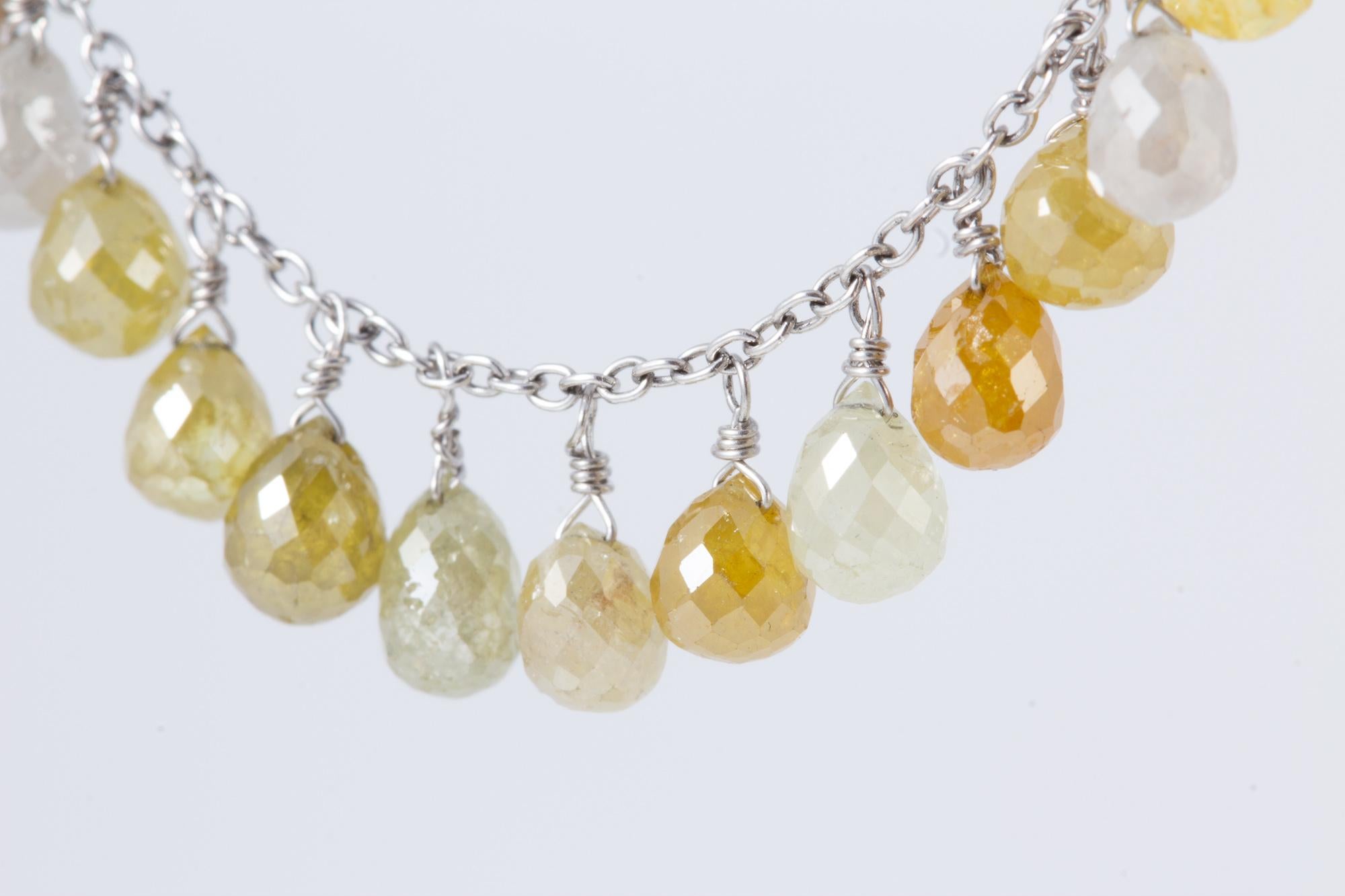 Natürliche farbige Diamant-Briolette-Ohrringe mit 18 Karat Weißgold im Angebot 3