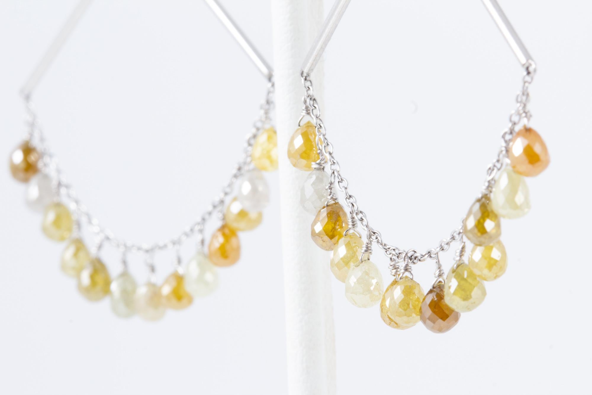 Natürliche farbige Diamant-Briolette-Ohrringe mit 18 Karat Weißgold im Angebot 4