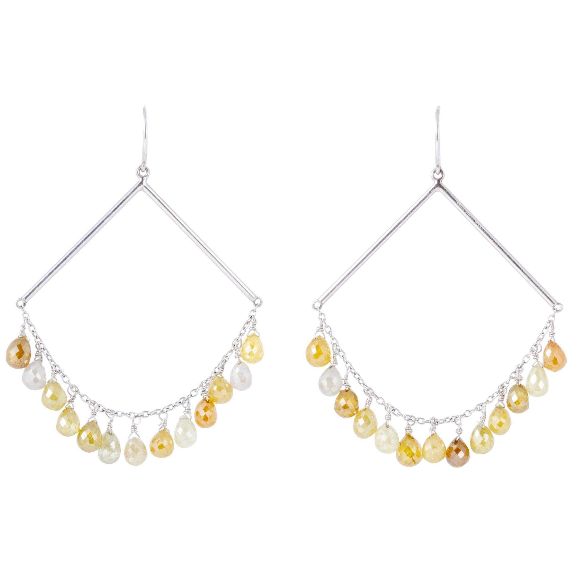 Natürliche farbige Diamant-Briolette-Ohrringe mit 18 Karat Weißgold im Angebot
